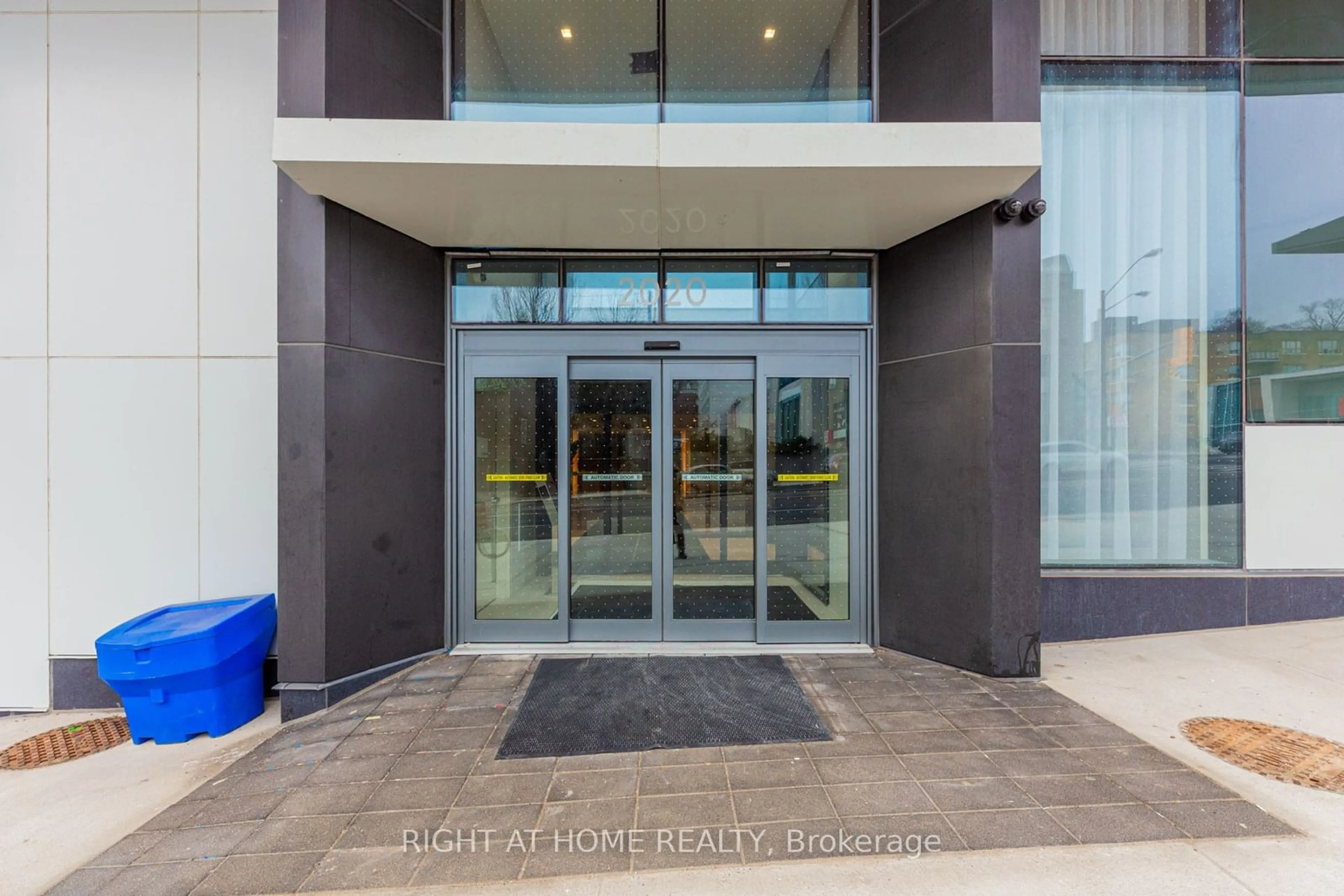 Indoor foyer for 2020 Bathurst St #1906, Toronto Ontario M5P 0A6