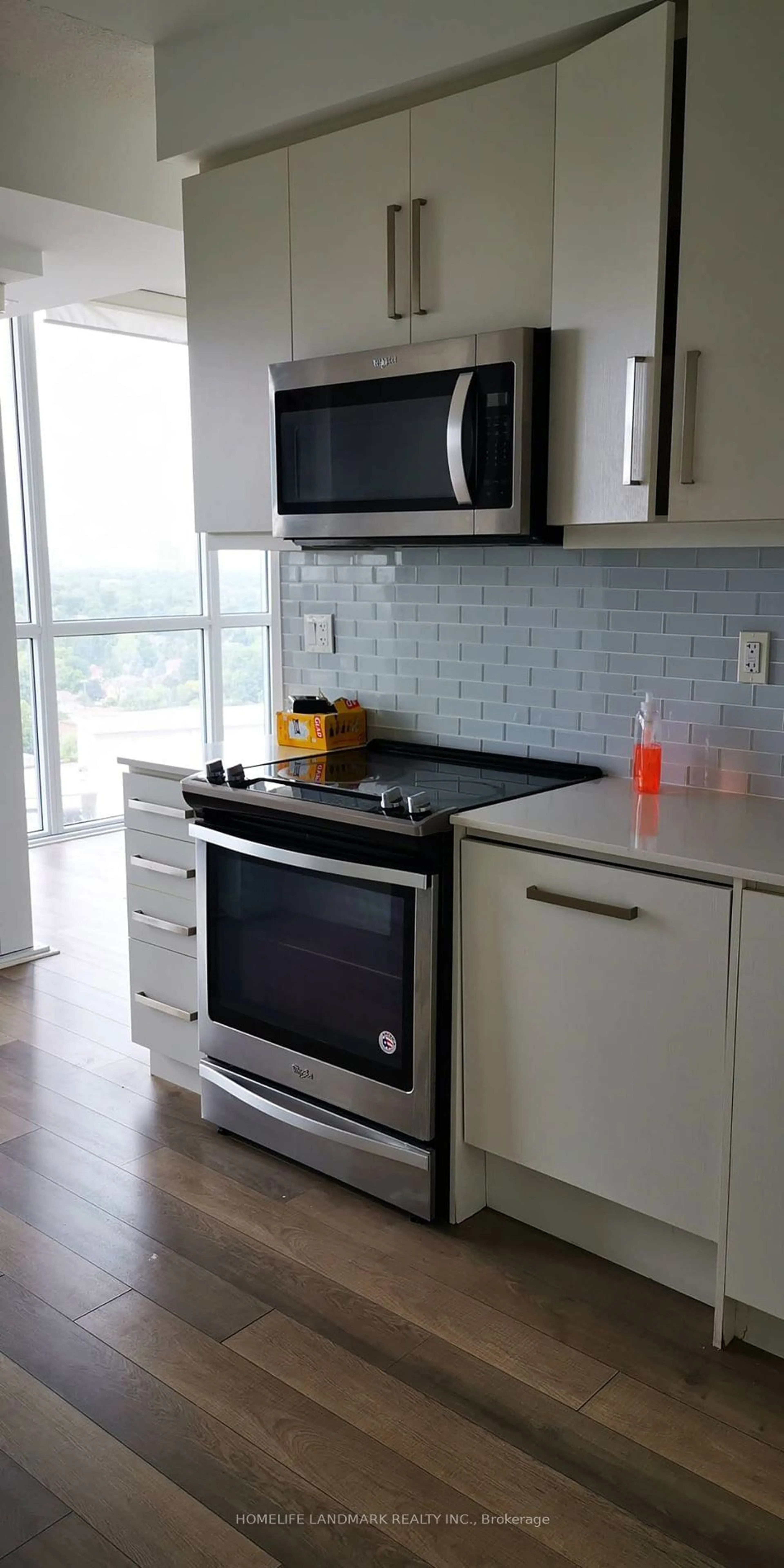 Standard kitchen for 5180 Yonge St #1801, Toronto Ontario M2N 5P6