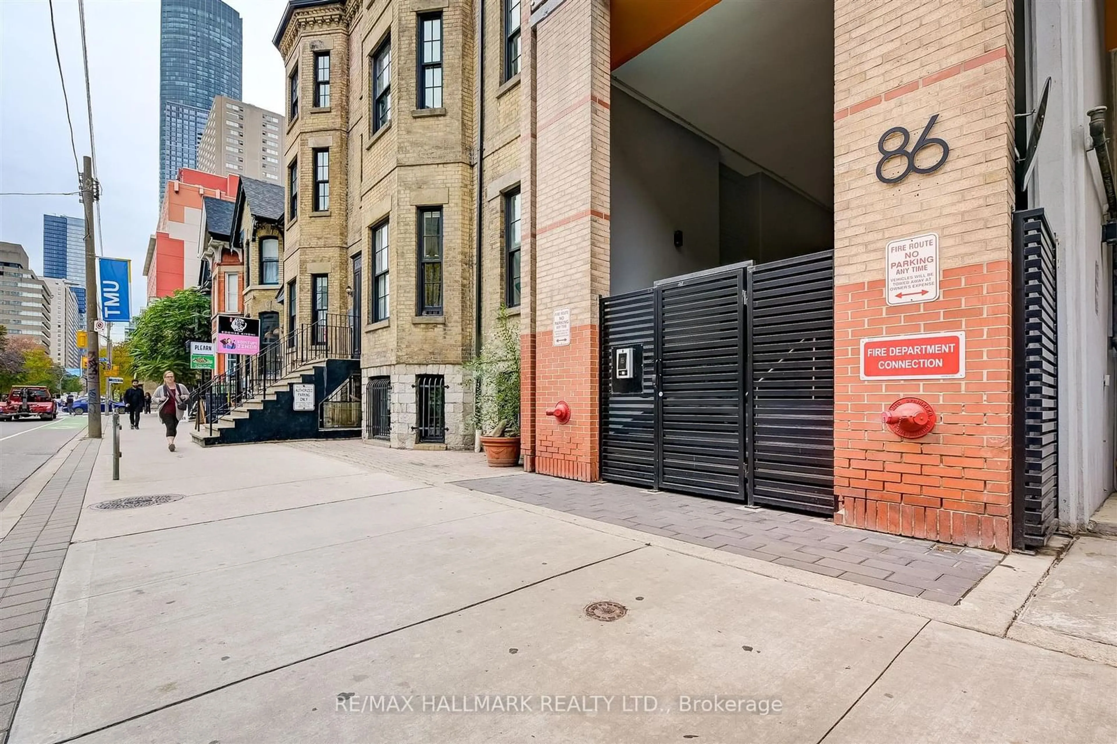 A pic from exterior of the house or condo for 86 gerrard St #8E, Toronto Ontario M5B 2J1