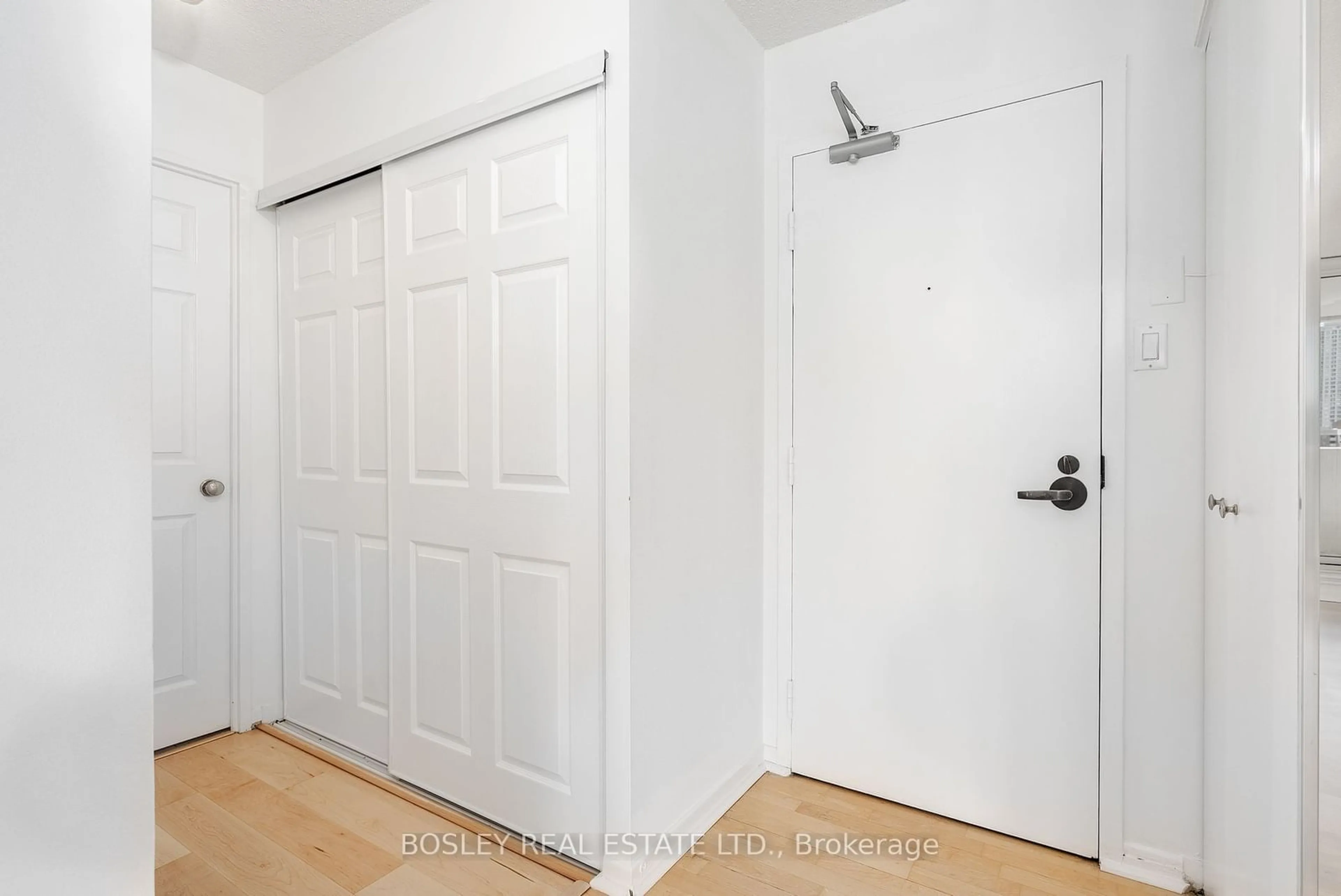 Indoor entryway for 25 Maitland St #1703, Toronto Ontario M4Y 2W1