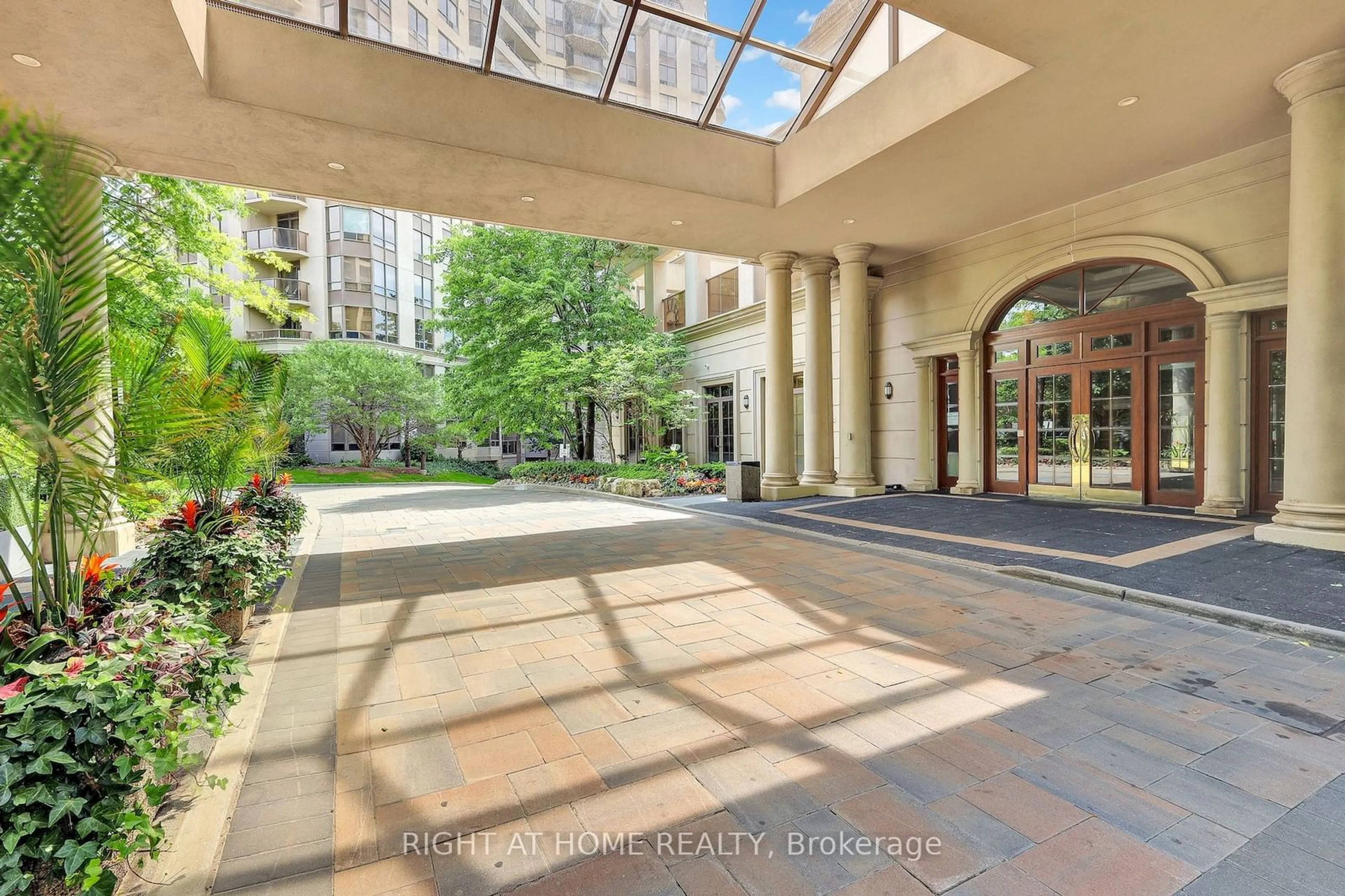 Indoor foyer for 80 Harrison Garden Blvd #928, Toronto Ontario M2N 7E3