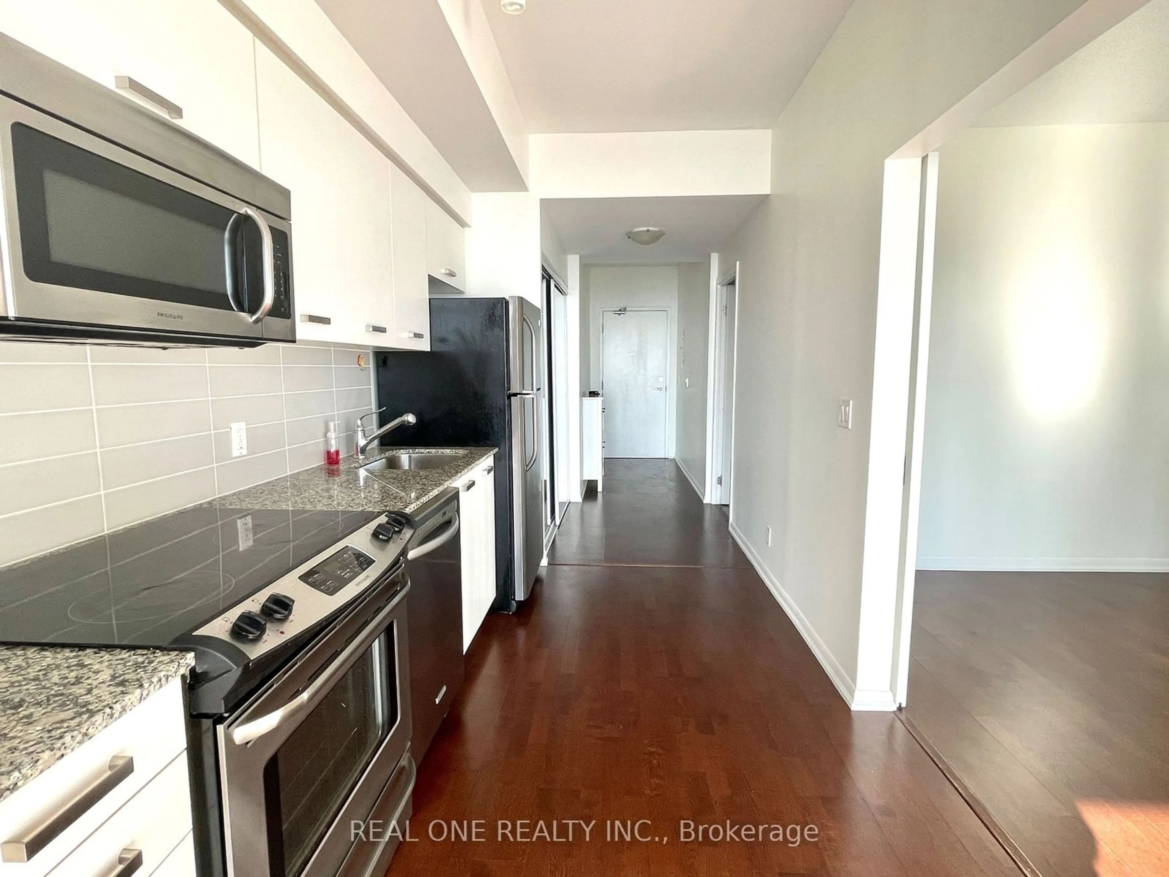 Standard kitchen for 832 Bay St #3901, Toronto Ontario M5S 1Z6