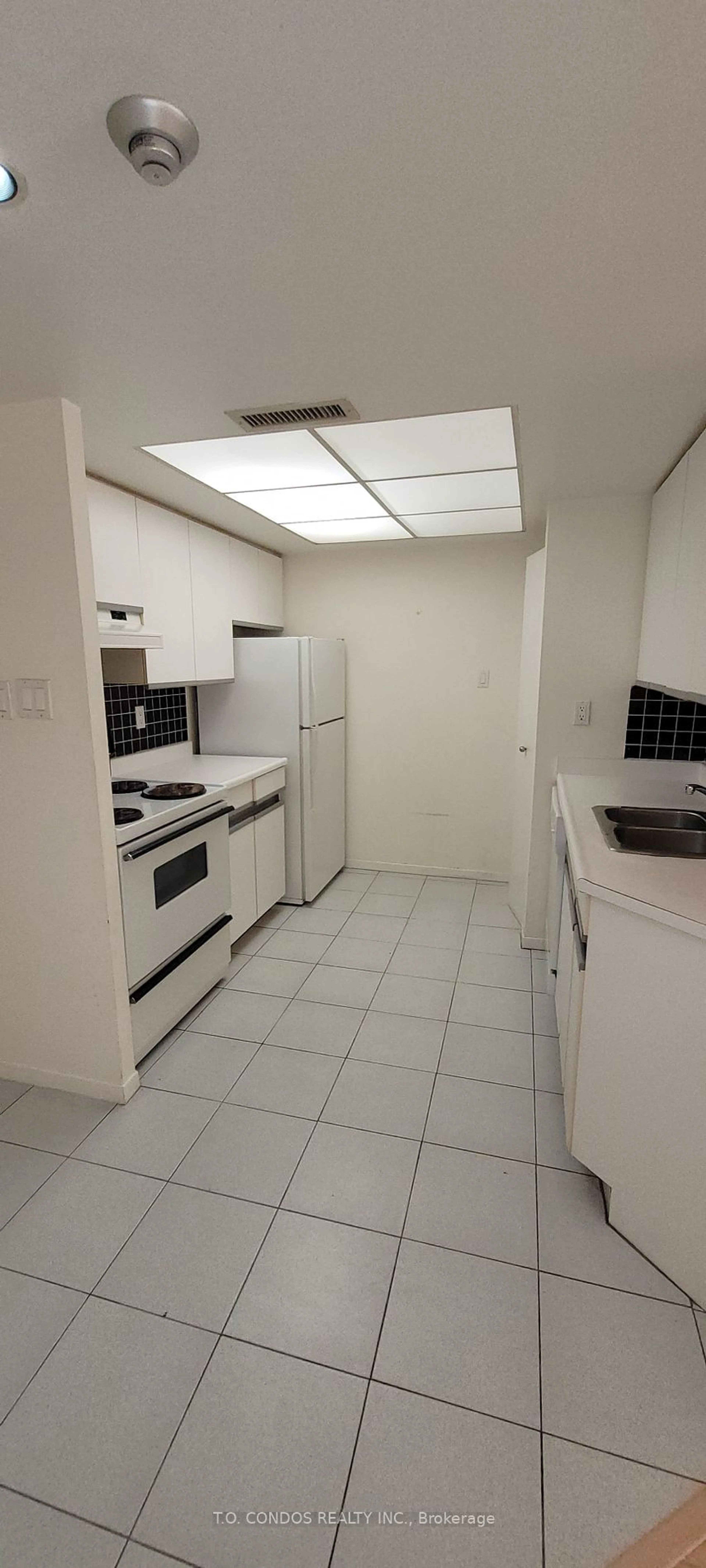 Standard kitchen for 1001 Bay St #2002, Toronto Ontario M5S 3A6
