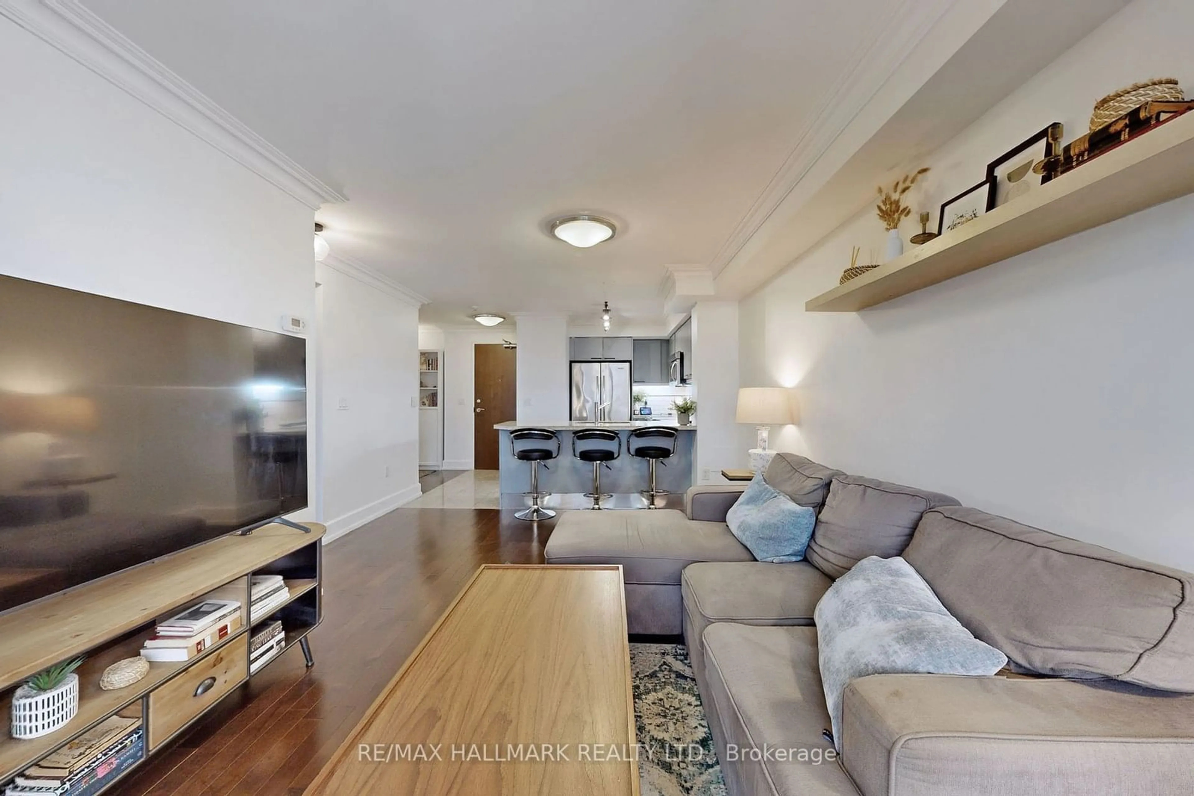 Living room for 650 Sheppard Ave #225, Toronto Ontario M2K 3E4