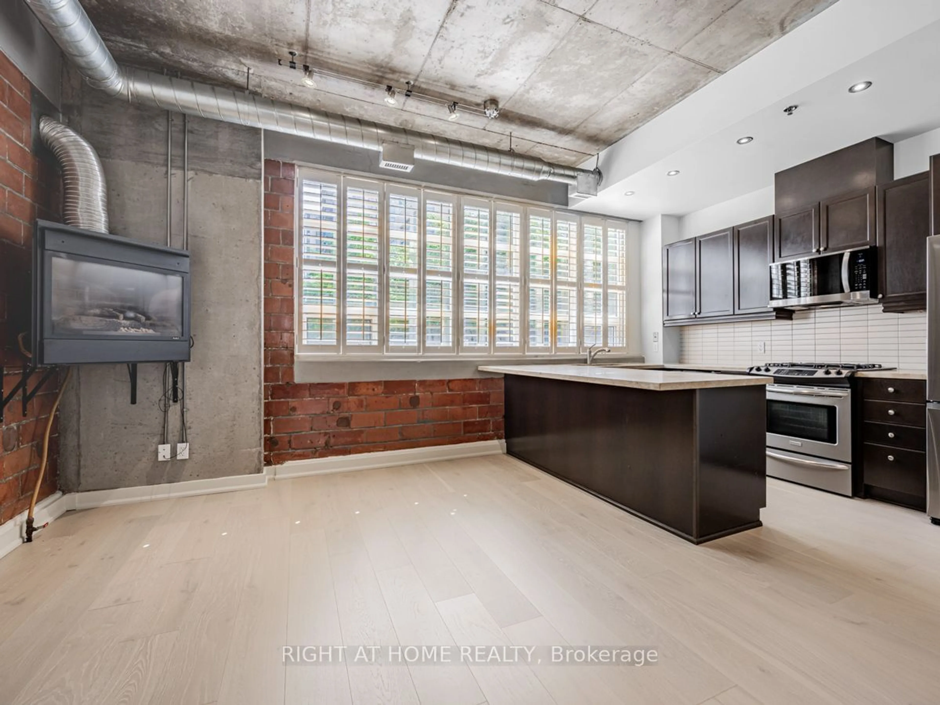 Kitchen for 10 Wellesley Pl #101, Toronto Ontario M4Y 1B1