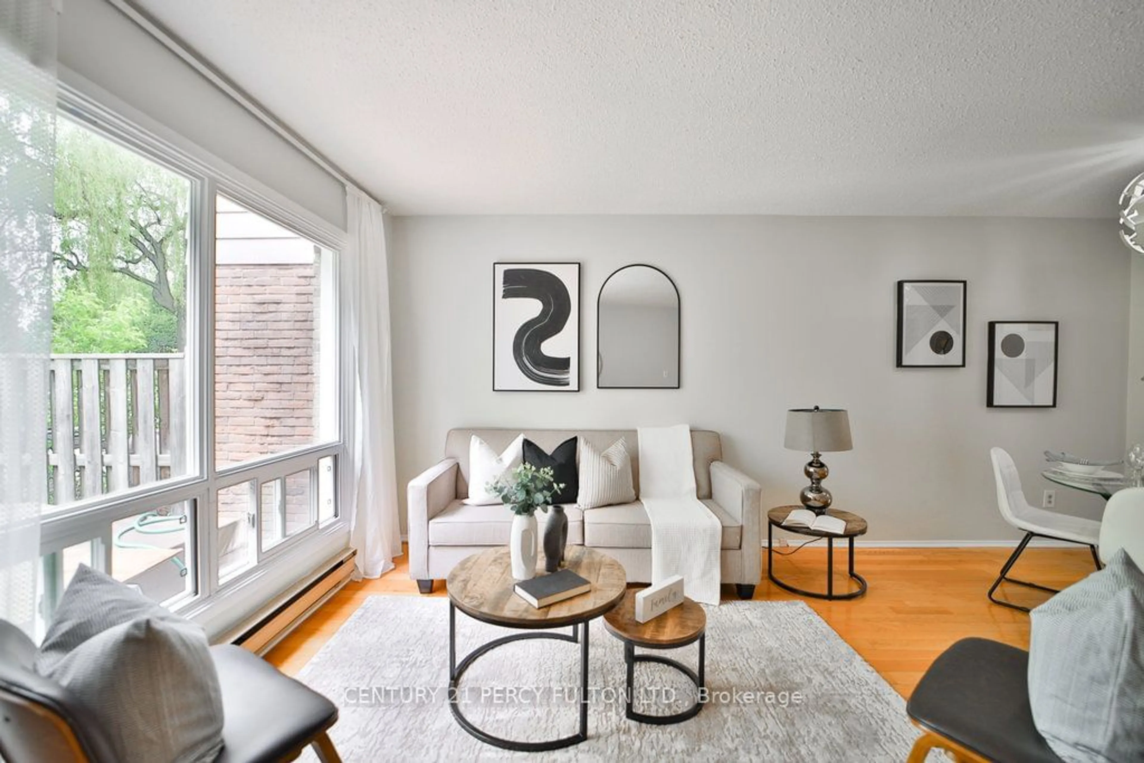 Living room for 40 THORNY VINEWAY, Toronto Ontario M2J 4J2