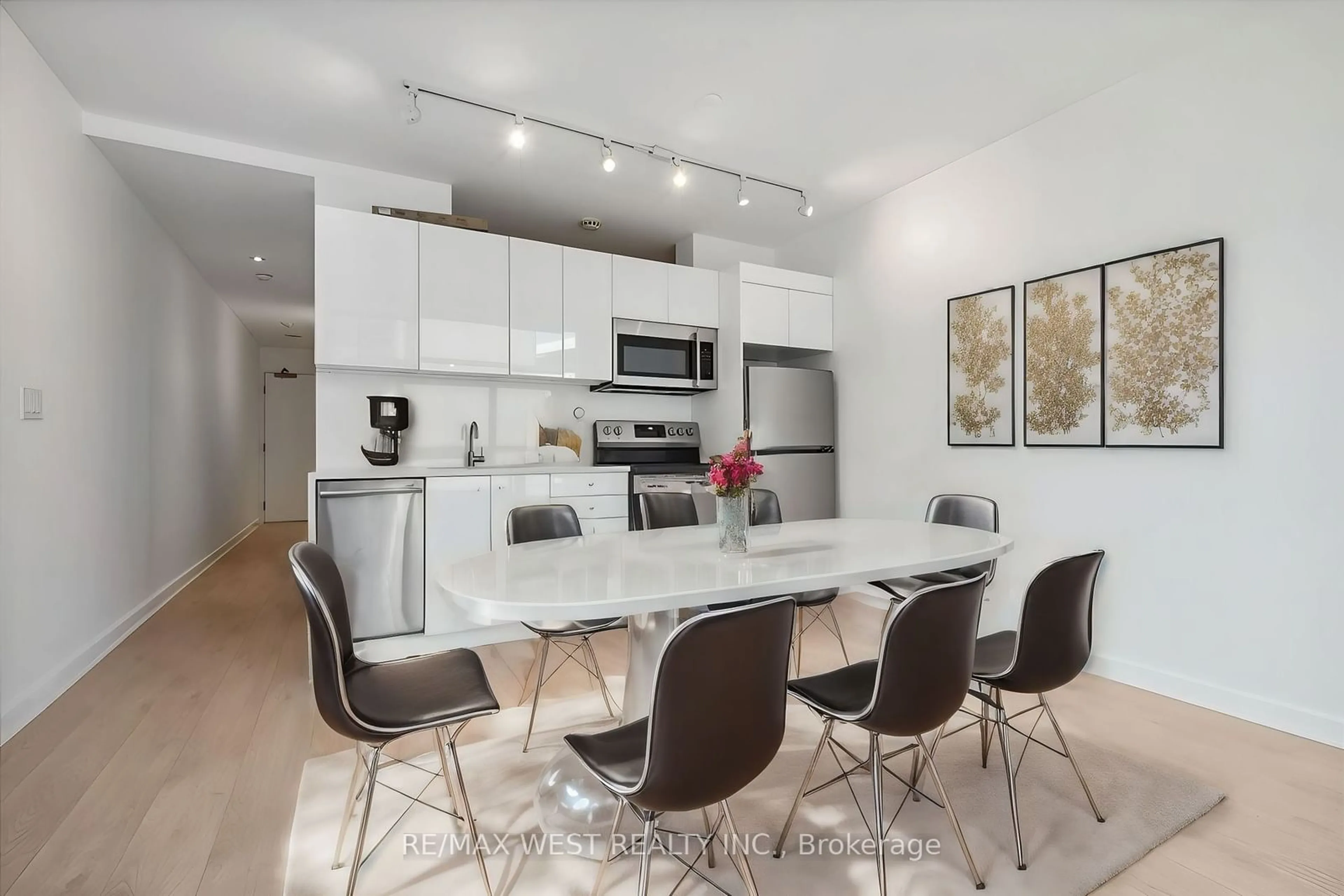 Contemporary kitchen for 36 Blue Jays Way #621, Toronto Ontario M5V 3T3