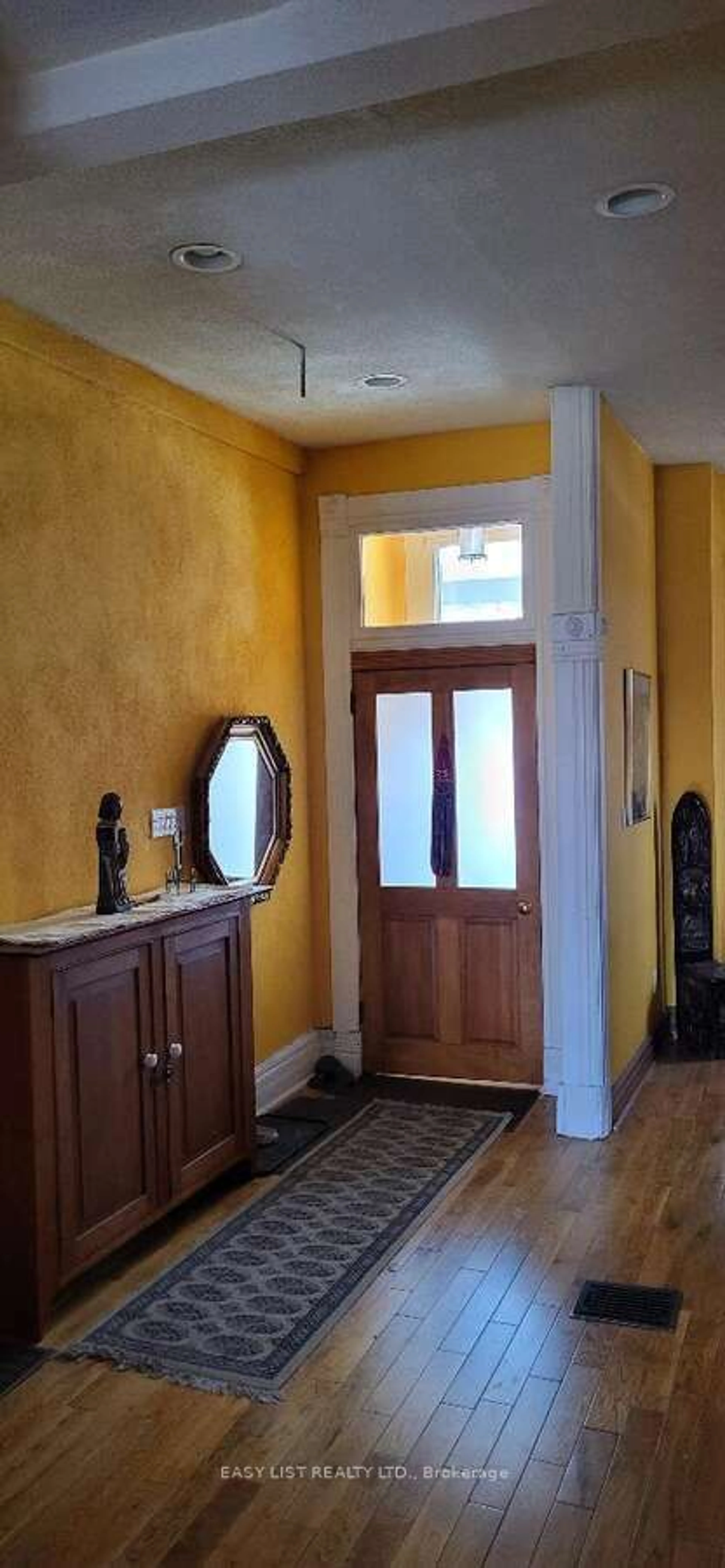 Indoor entryway for 33 Clinton St, Toronto Ontario M6J 2N9