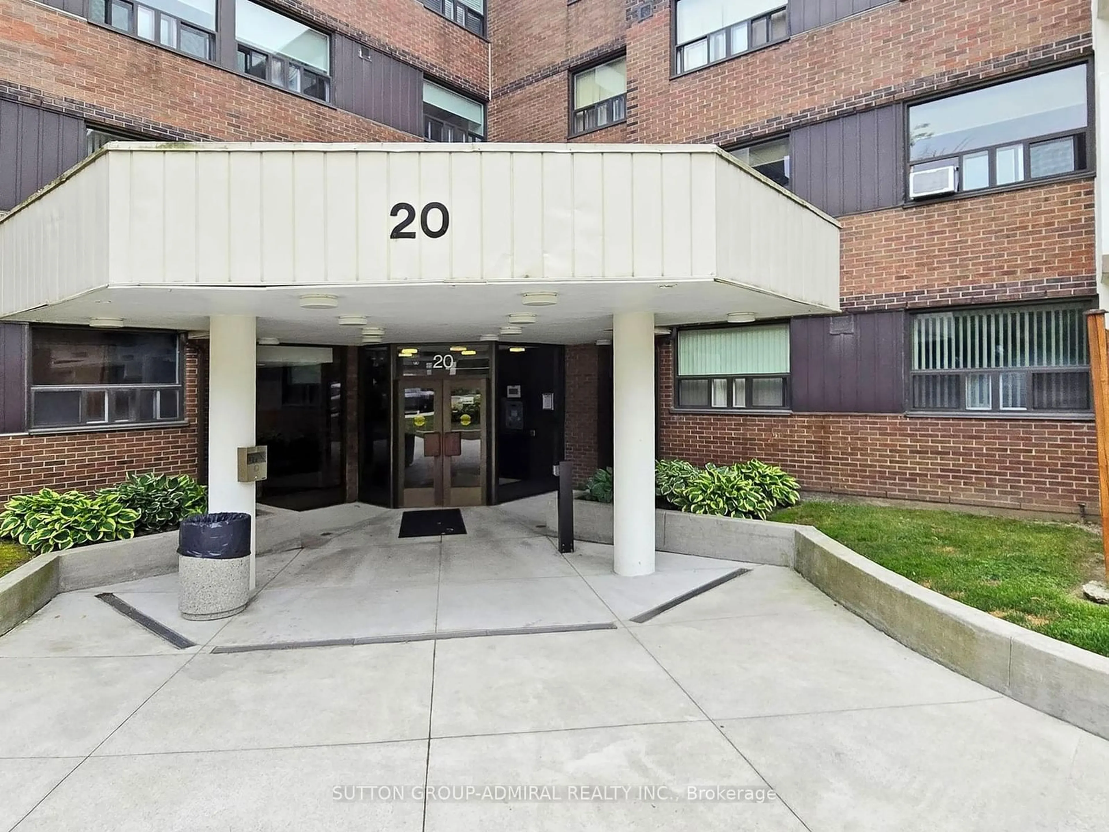 Indoor foyer for 20 Sunrise Ave #212, Toronto Ontario M4A 2R2