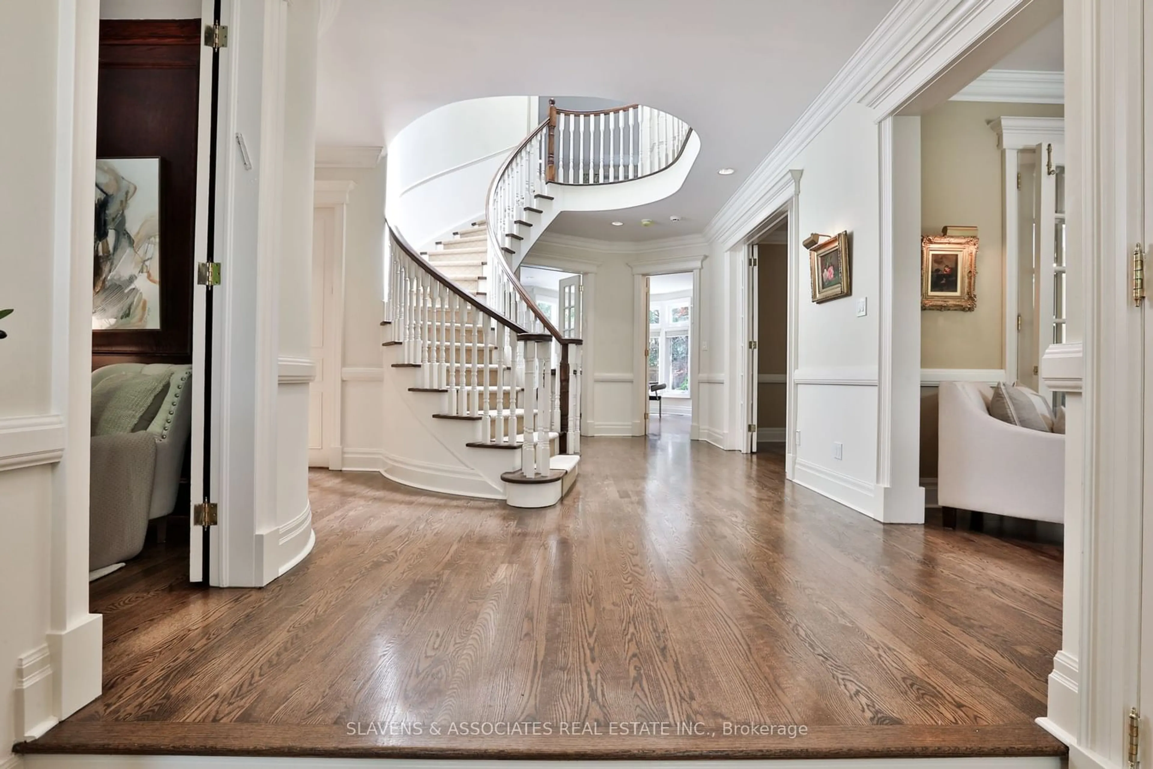 Indoor foyer for 43 Forest Wood, Toronto Ontario M5N 2V8