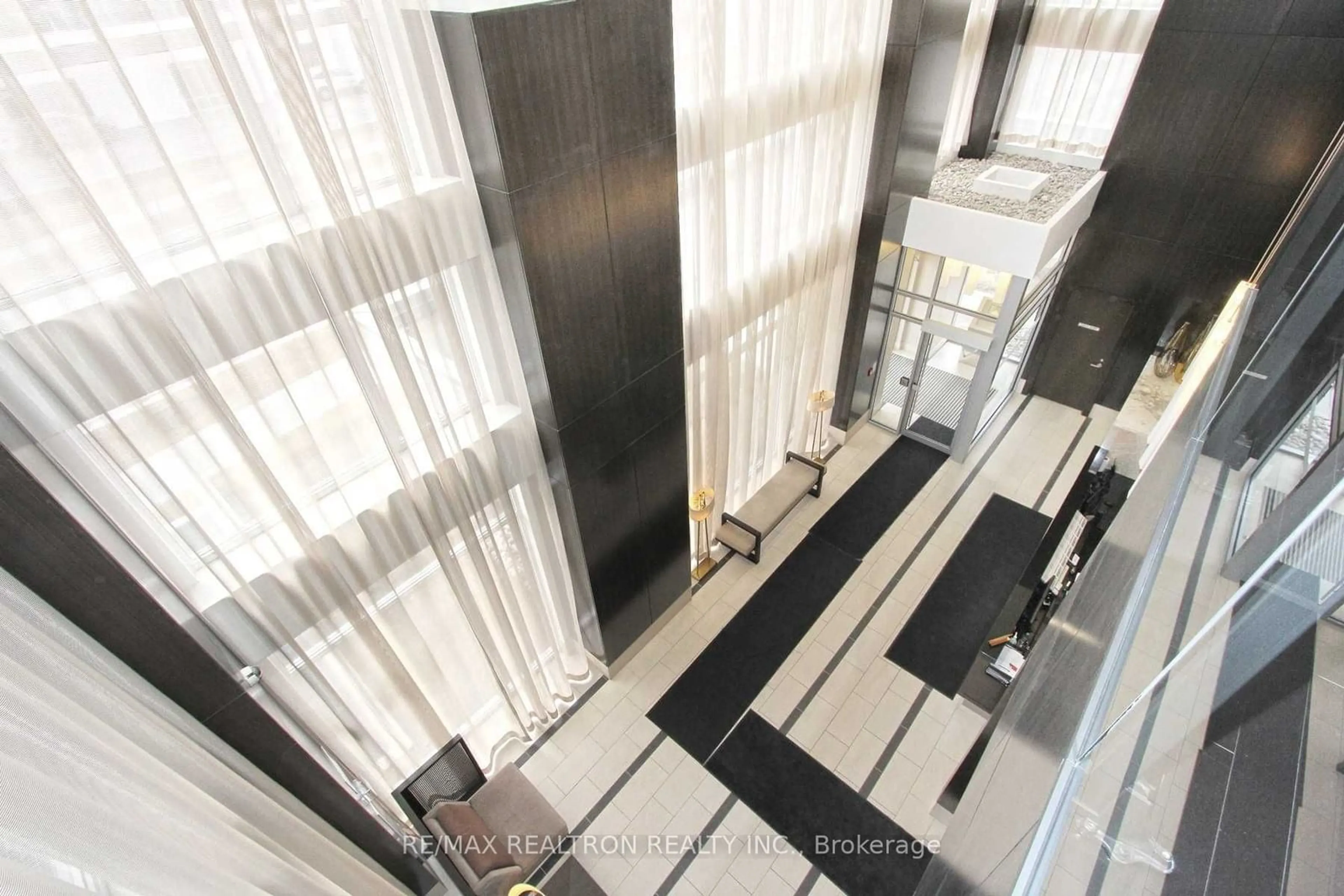 Indoor foyer for 2035 Sheppard Ave #328, Toronto Ontario M2J 1W6