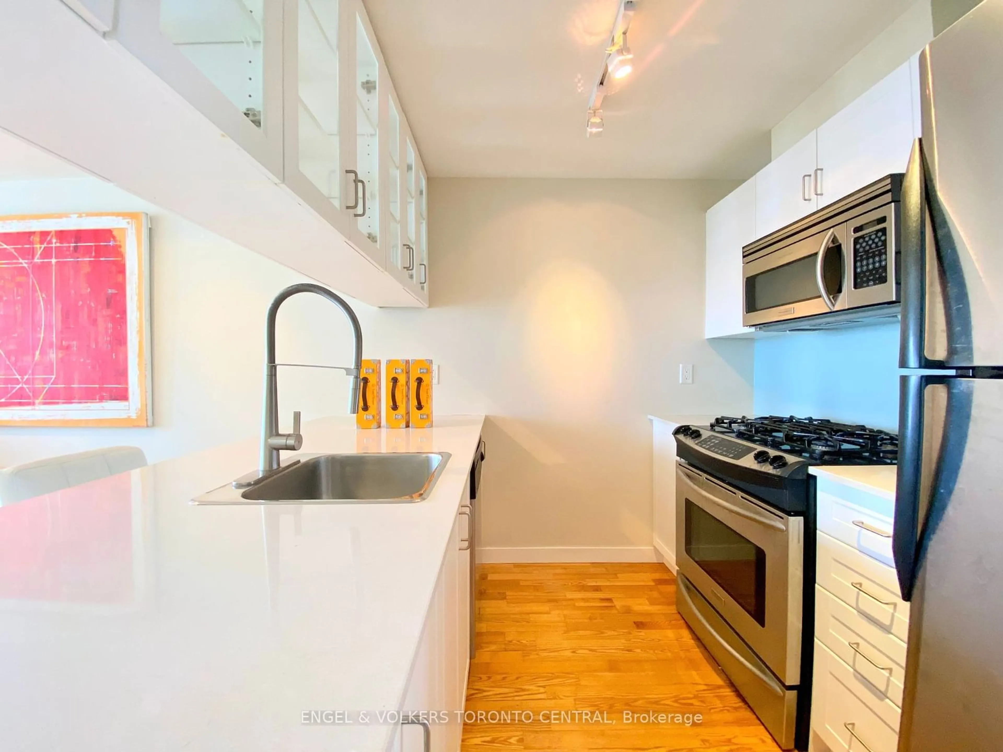Standard kitchen for 281 Mutual St #2004, Toronto Ontario M4Y 3C4