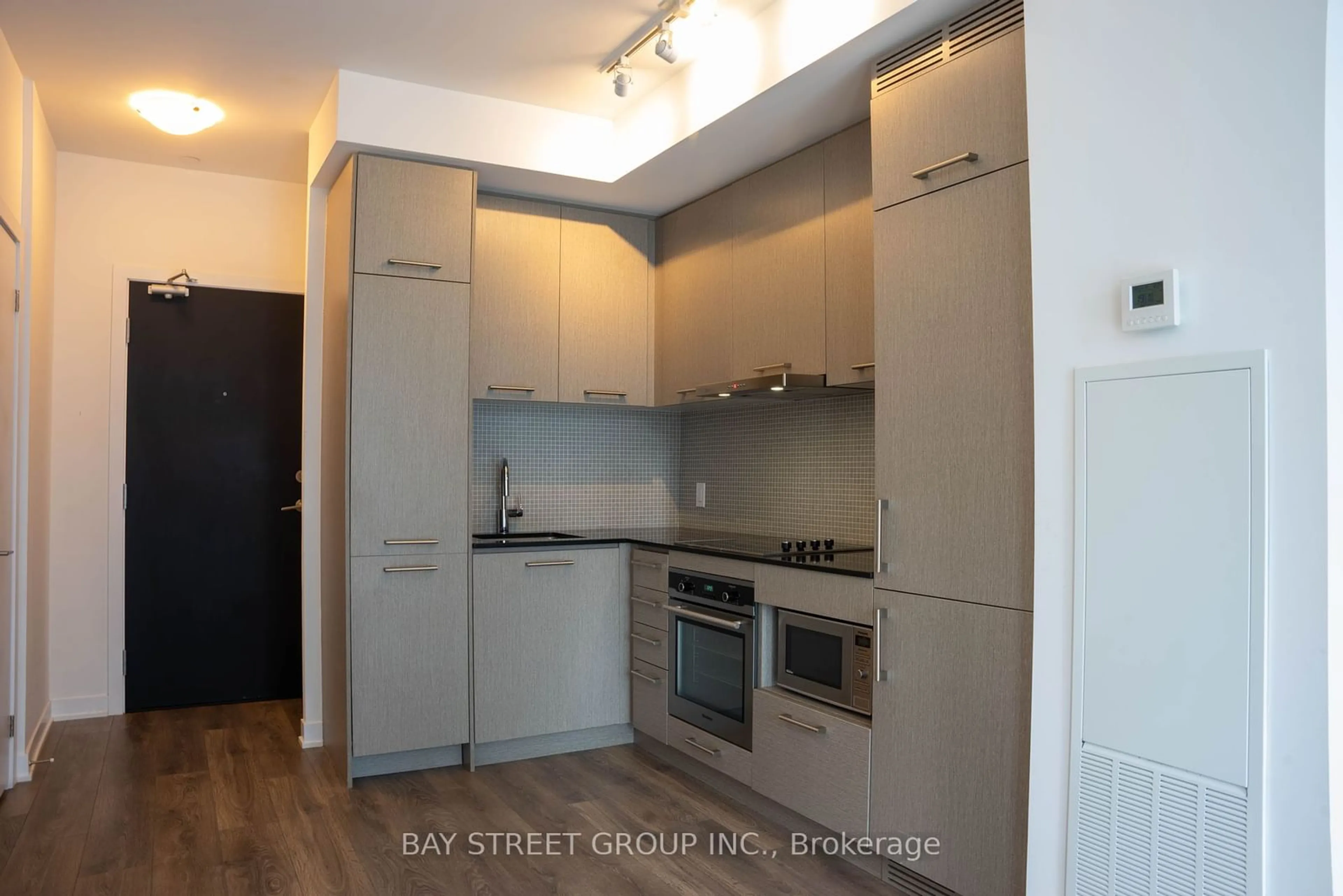 Standard kitchen for 87 Peter St #2915, Toronto Ontario M5V 0P1