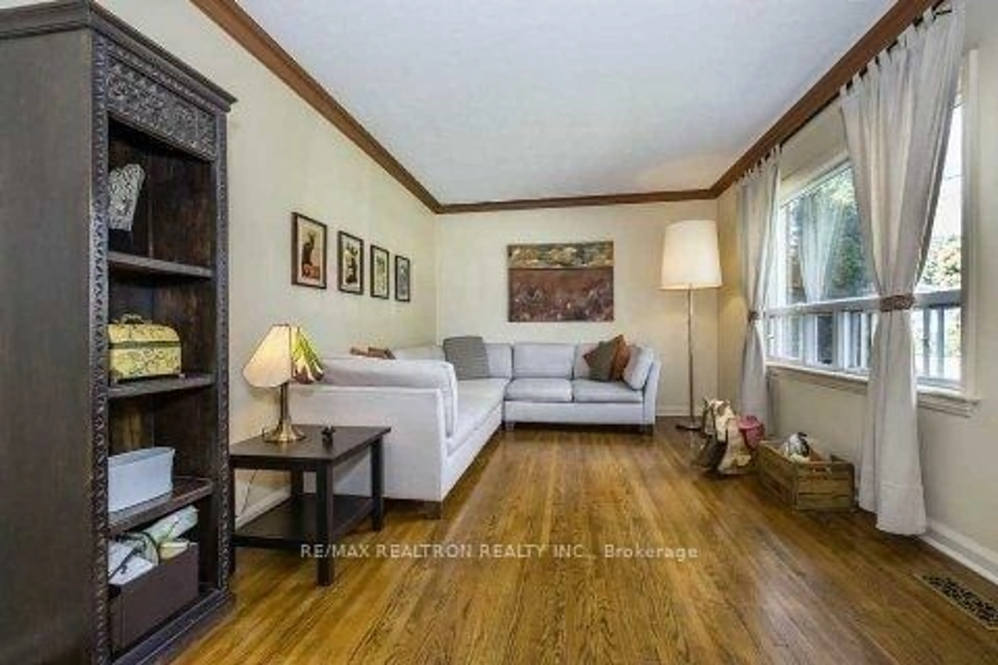 Living room for 18 Glenborough Park Cres, Toronto Ontario M2R 2G5