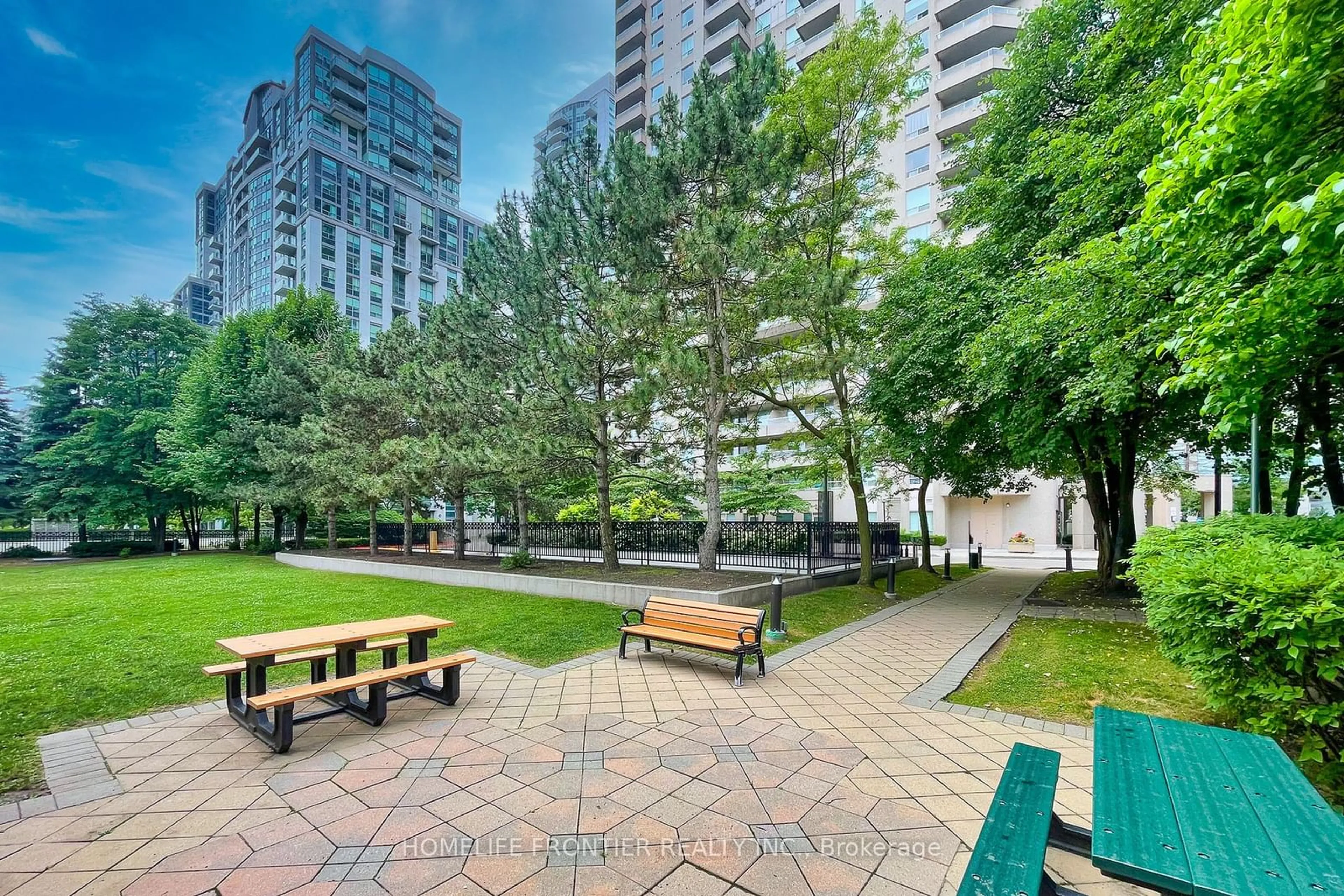 Patio for 18 Hillcrest Ave #305, Toronto Ontario M2N 6T5