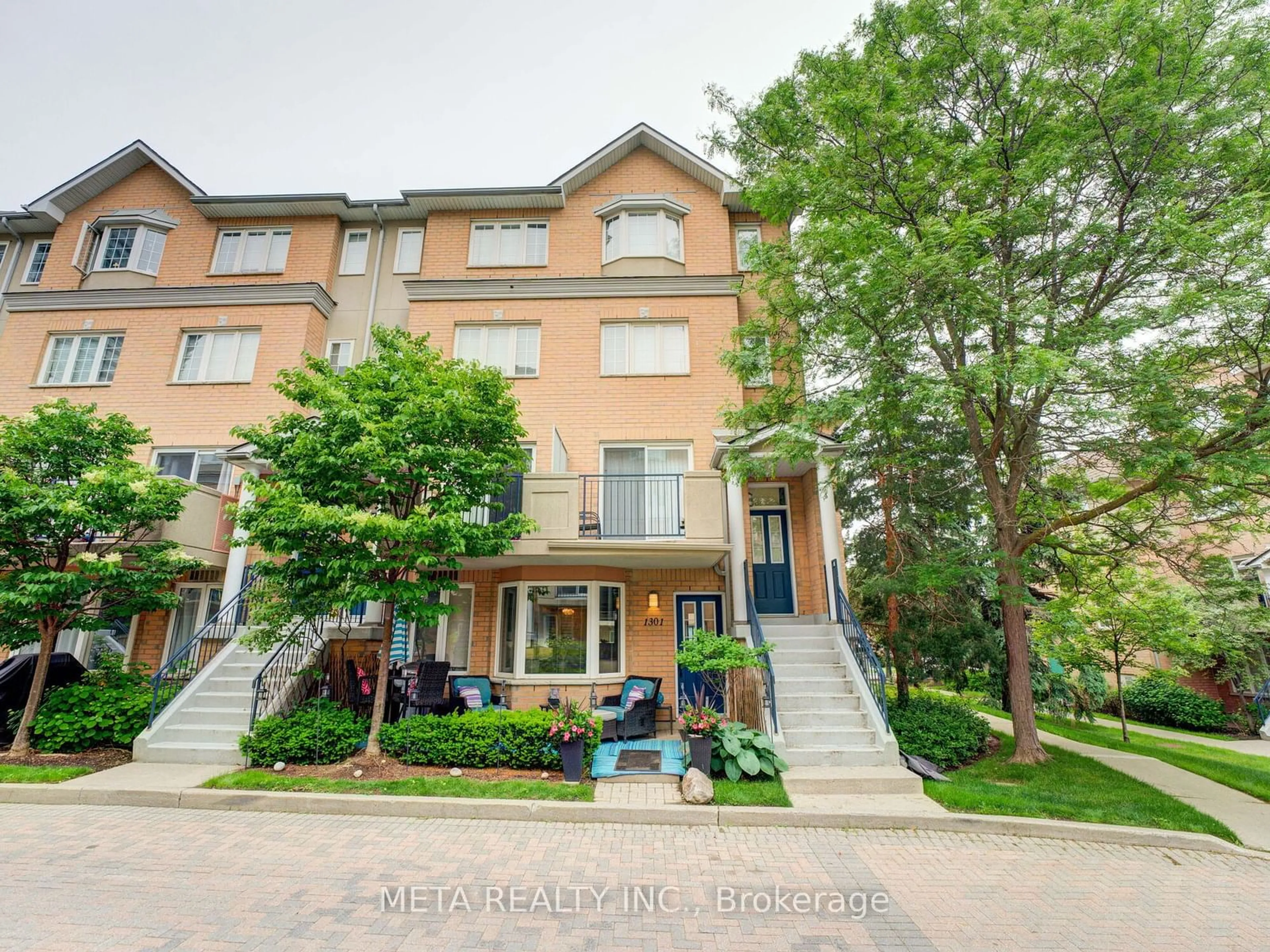 A pic from exterior of the house or condo for 28 Sommerset Way #1301, Toronto Ontario M2N 6W7