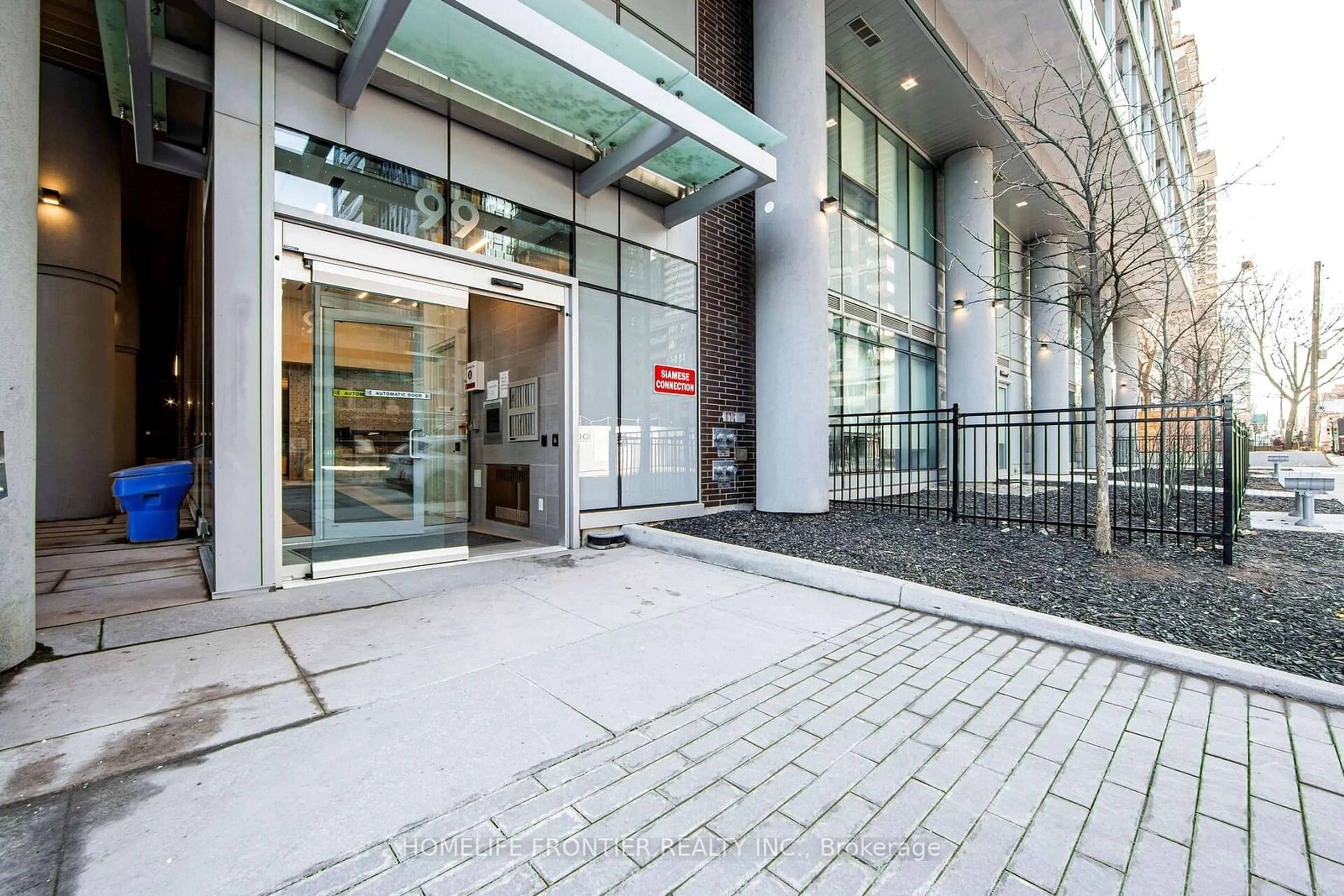 Indoor foyer for 99 Broadway Ave #1411, Toronto Ontario M4P 0E3