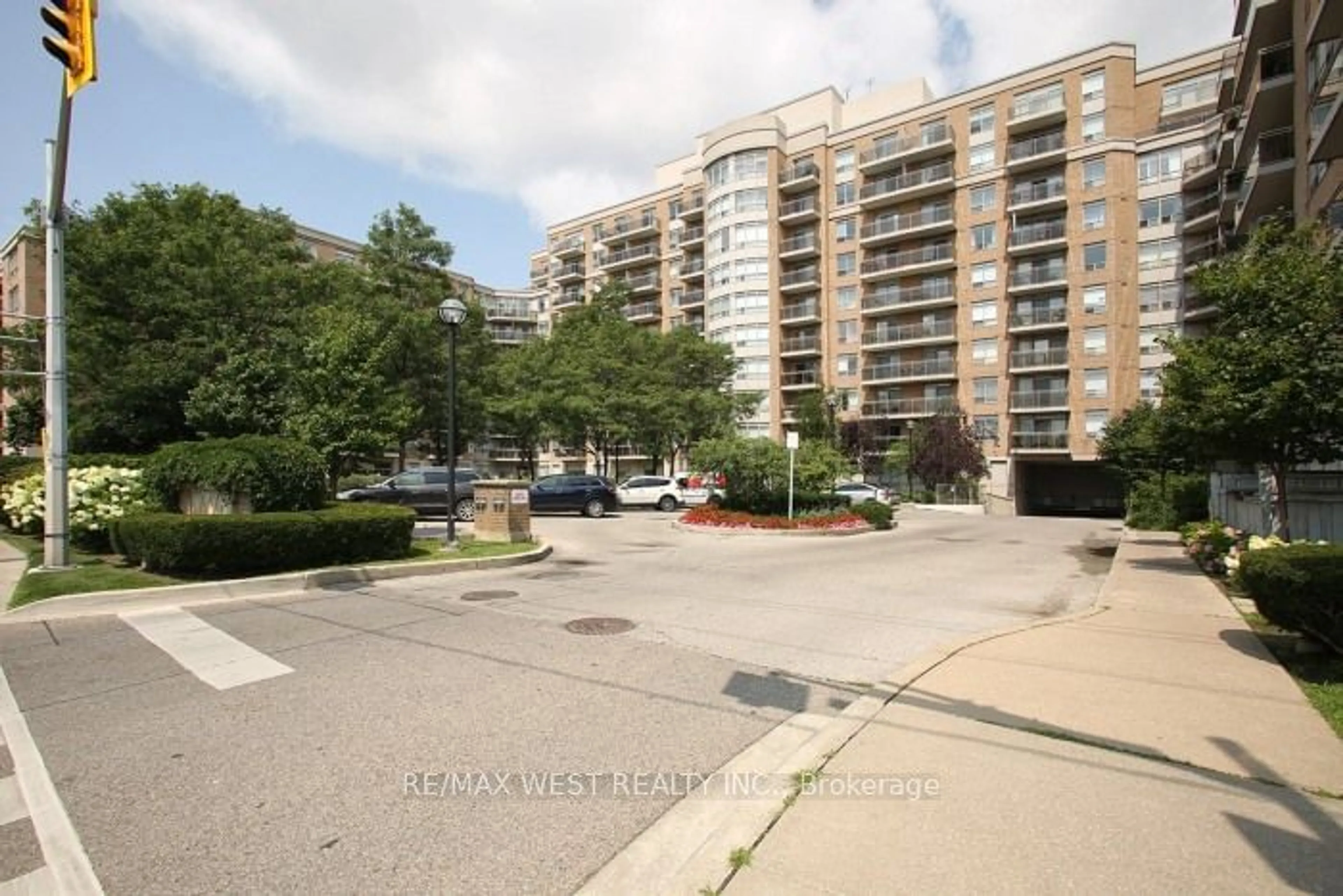 A pic from exterior of the house or condo for 650 LAWRENCE Ave #905, Toronto Ontario M6A 3E8