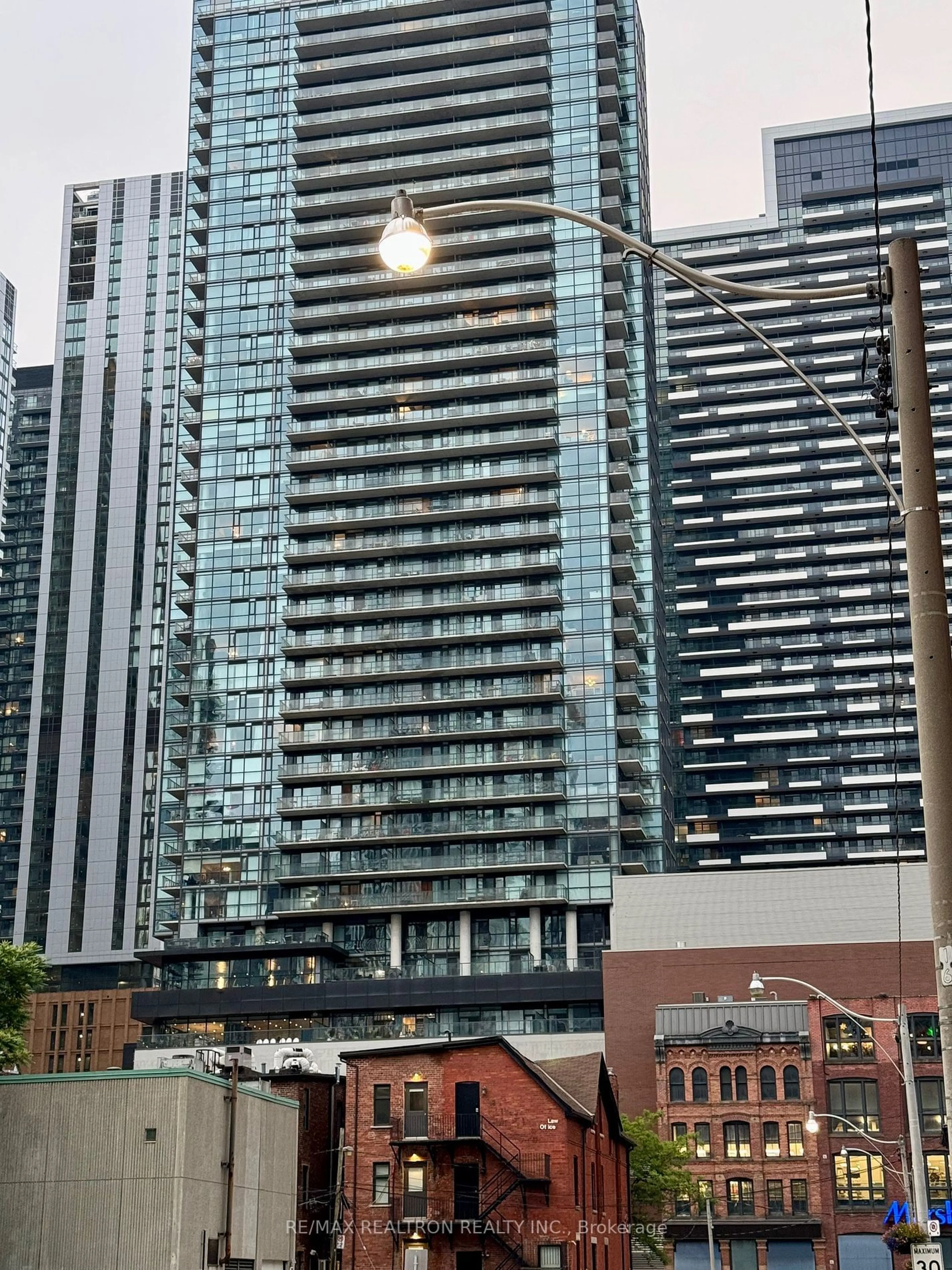 A pic from exterior of the house or condo for 290 Adelaide St #1607, Toronto Ontario M5V 0P3