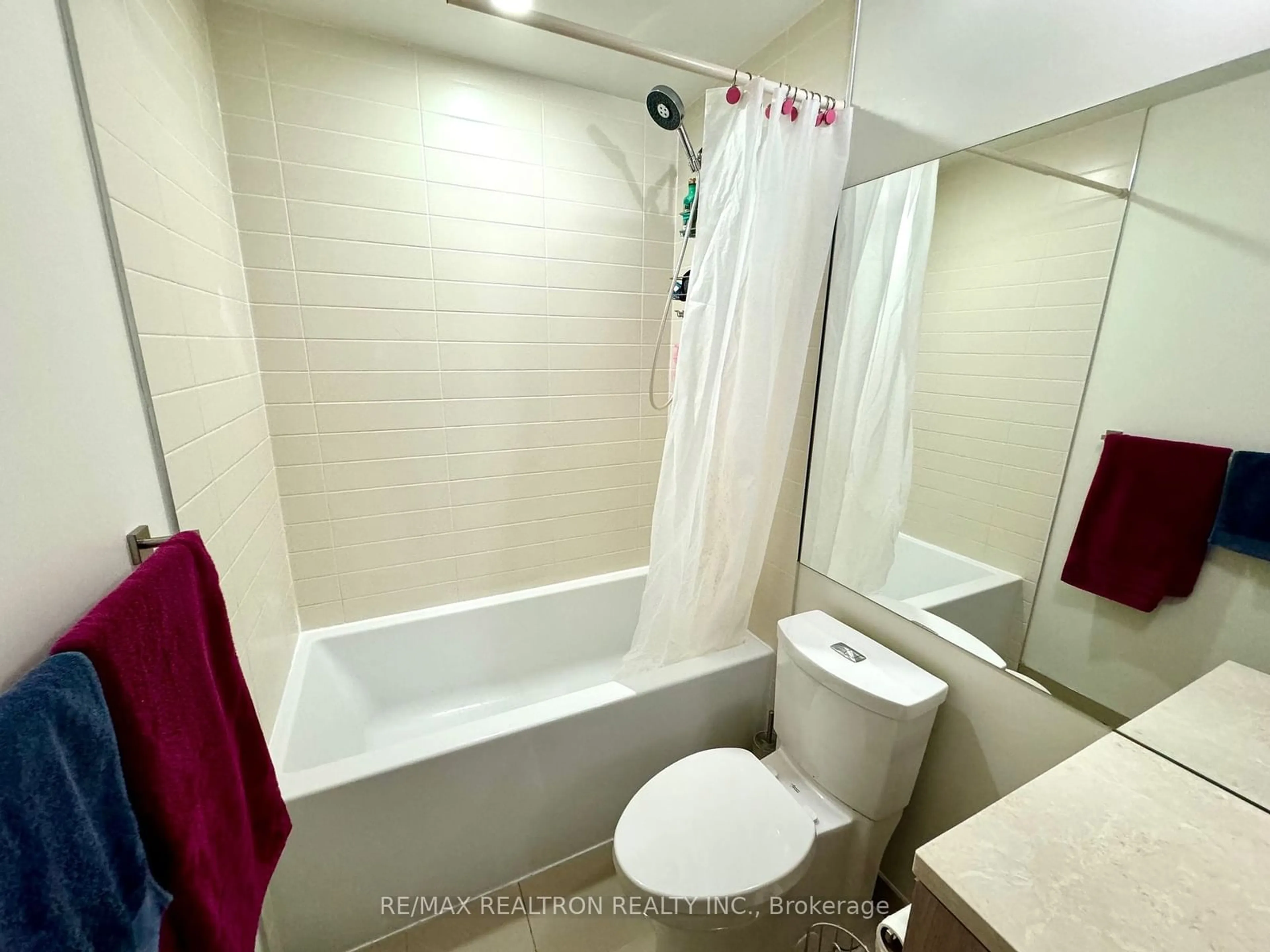 Standard bathroom for 290 Adelaide St #1607, Toronto Ontario M5V 0P3