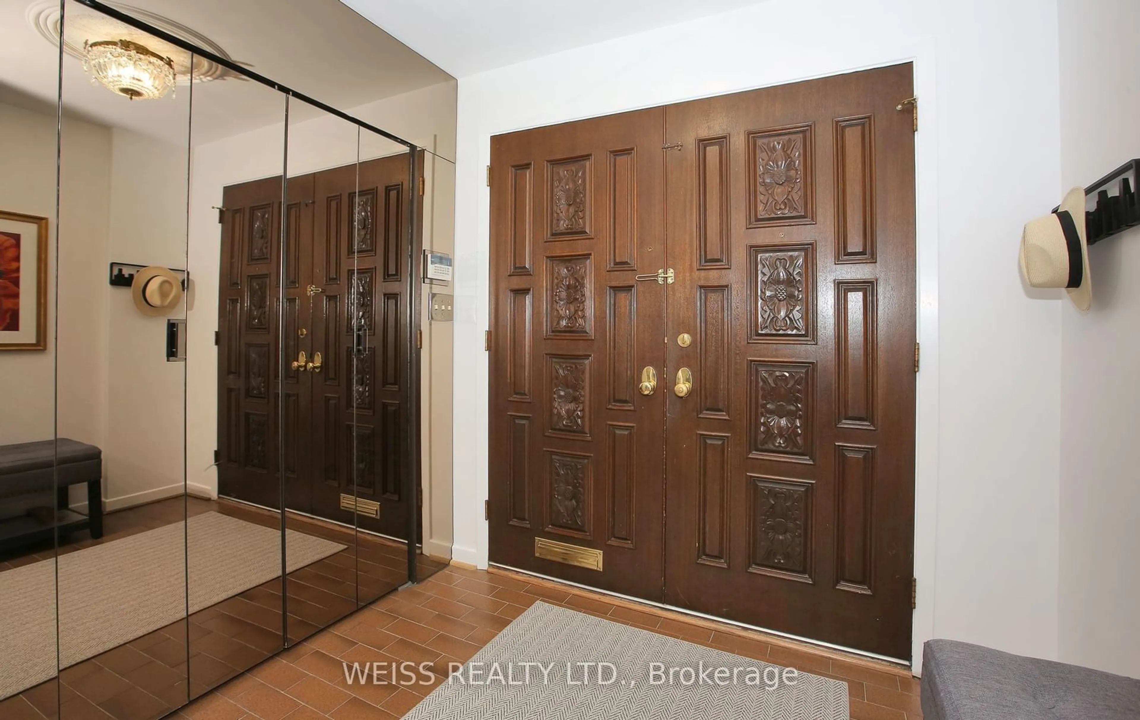 Indoor entryway for 8 Teakwood Grve, Toronto Ontario M3B 2J1