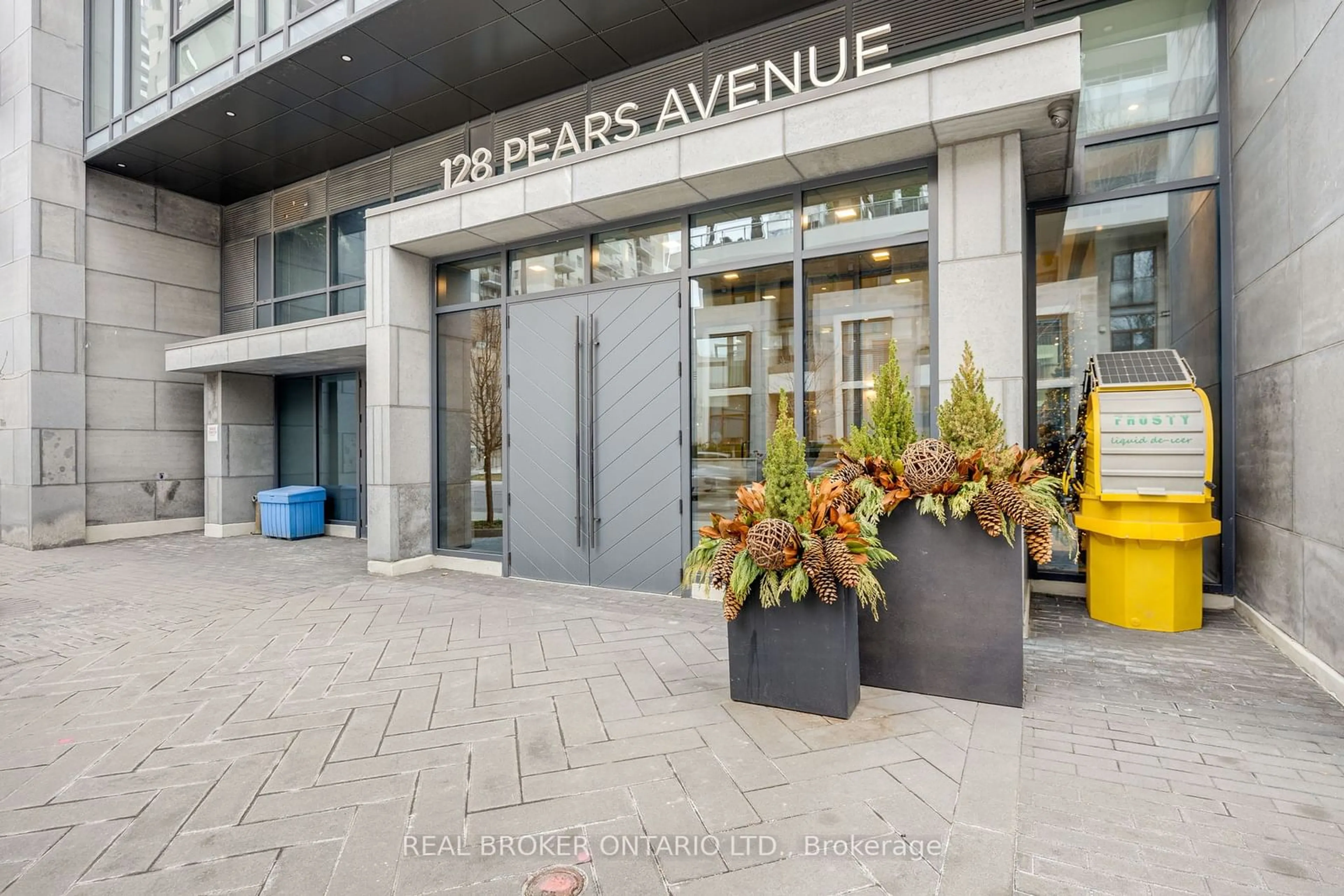Indoor foyer for 128 Pears Ave #409, Toronto Ontario M5R 0A9