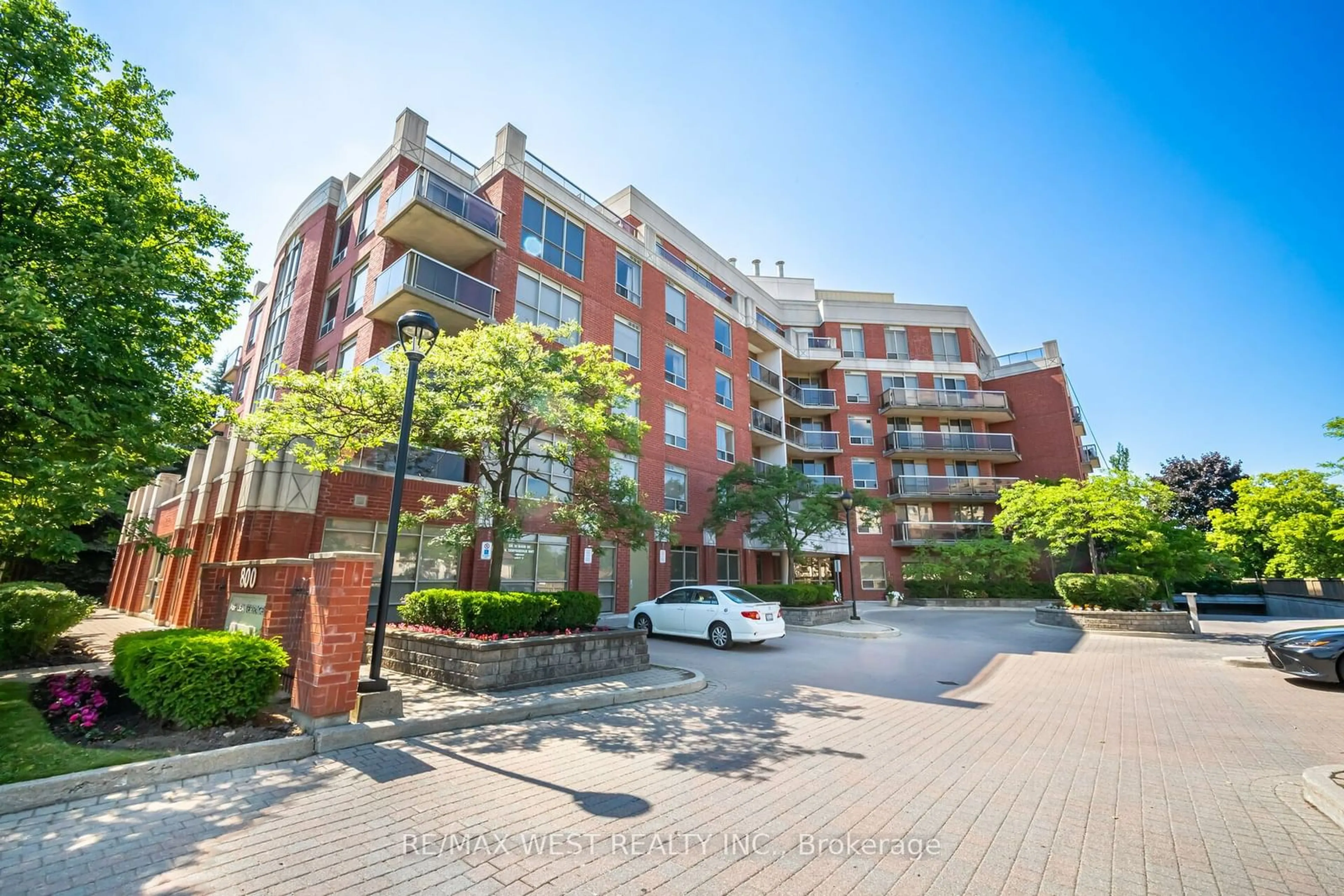 A pic from exterior of the house or condo for 800 Sheppard Ave #308, Toronto Ontario M3H 6B4