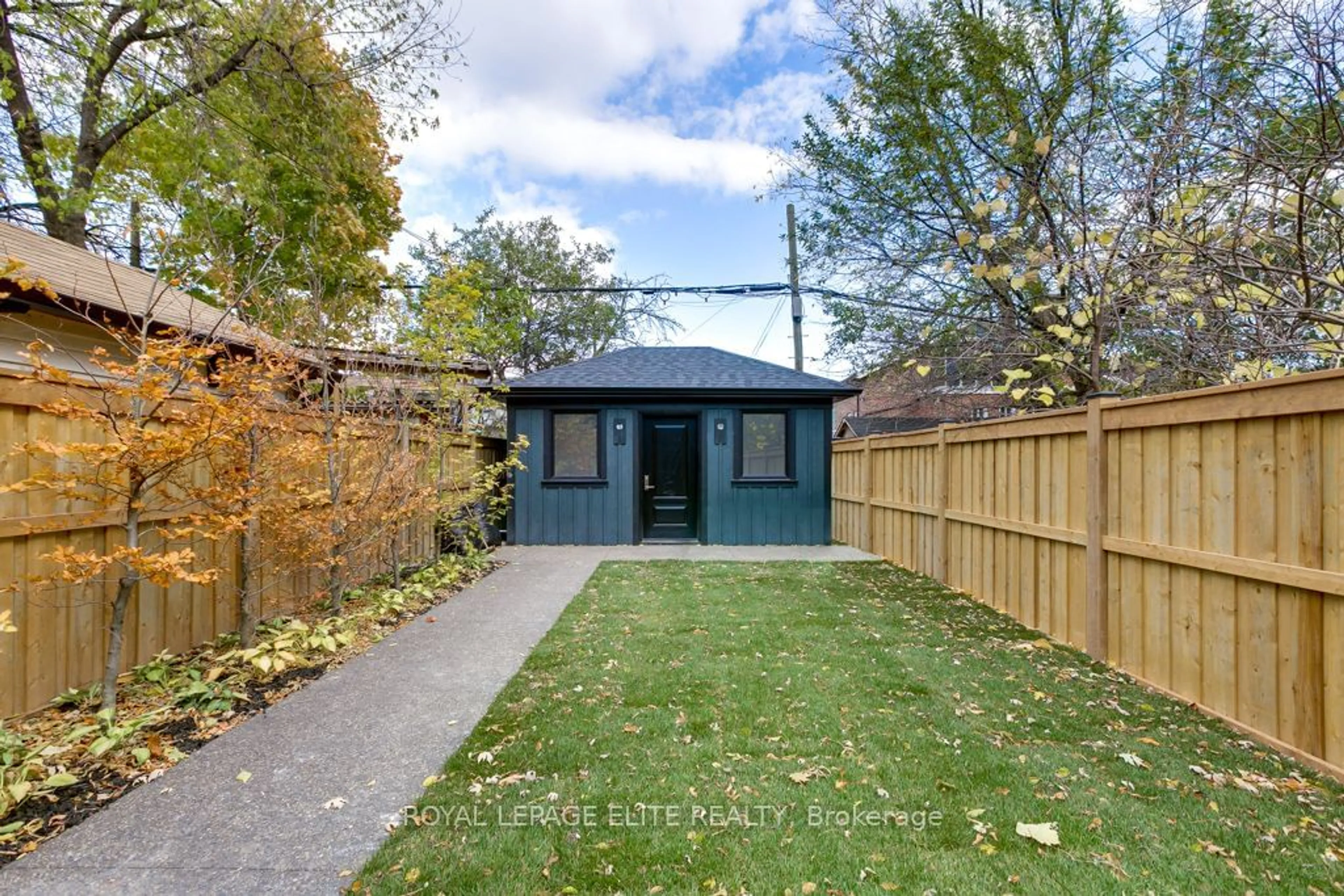 Fenced yard for 247 CONCORD Ave, Toronto Ontario M6H 2P4