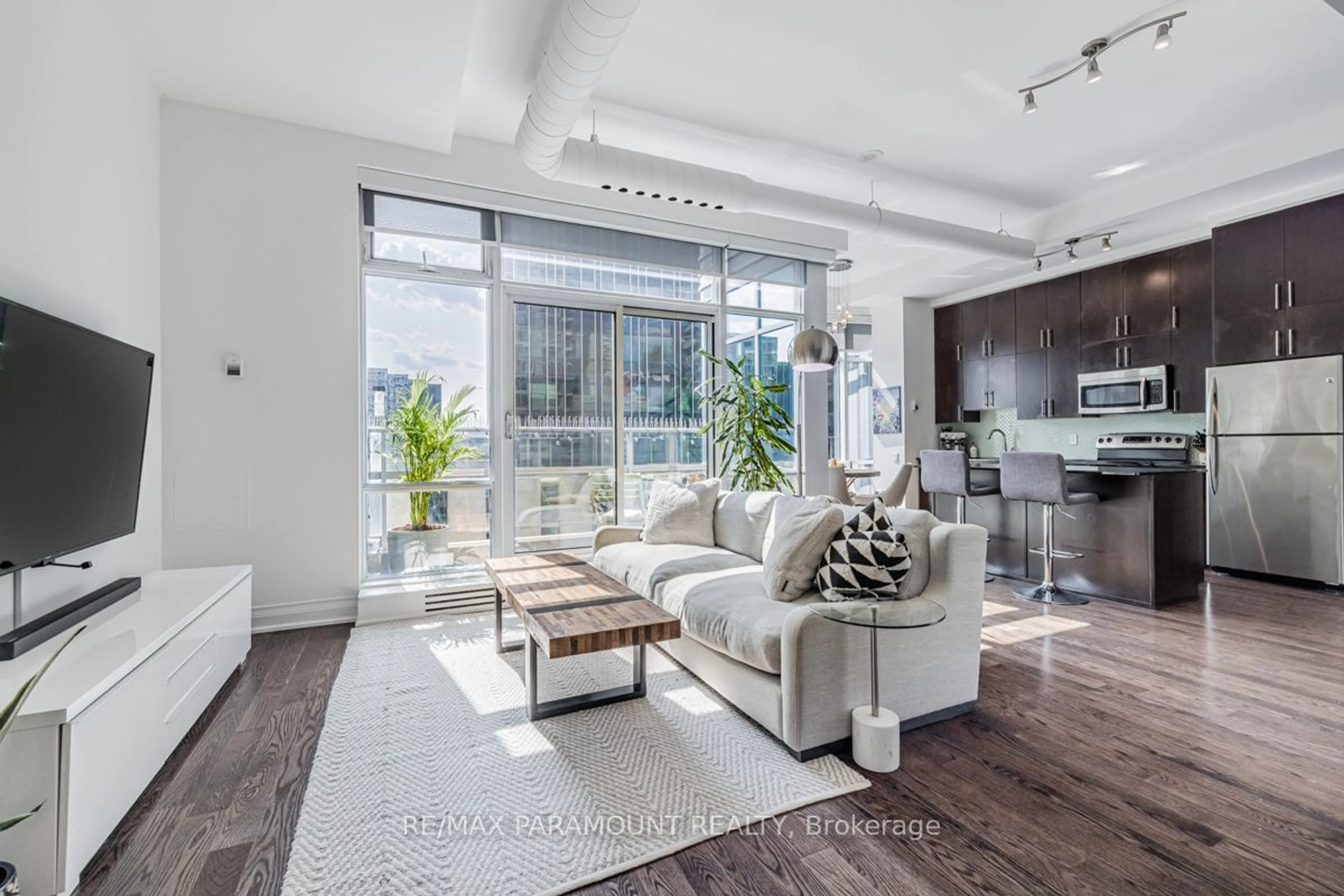 Living room for 2191 Yonge St #L15, Toronto Ontario M4S 3H8