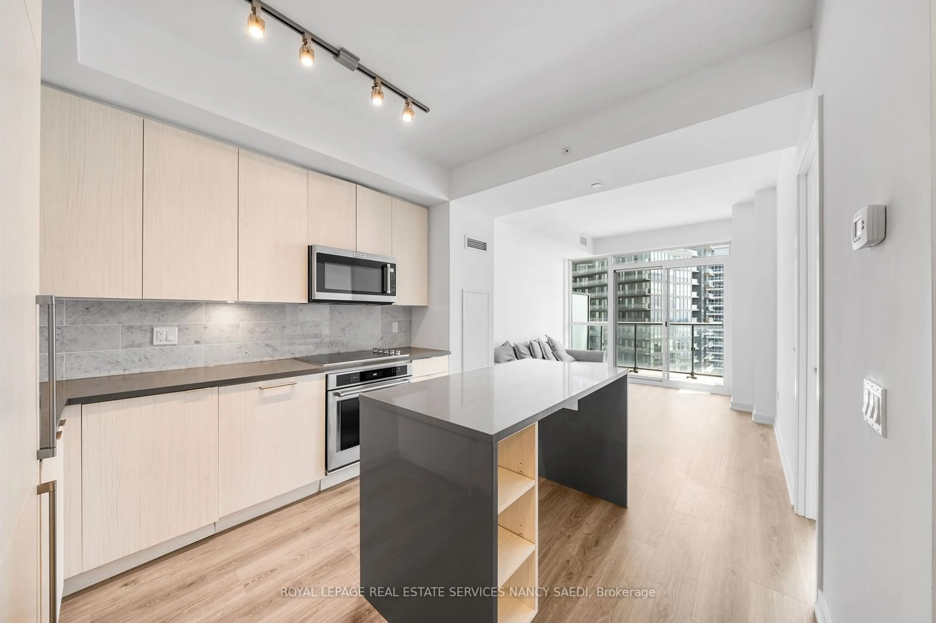 Standard kitchen for 38 Iannuzzi St #2509, Toronto Ontario M4P 2E7