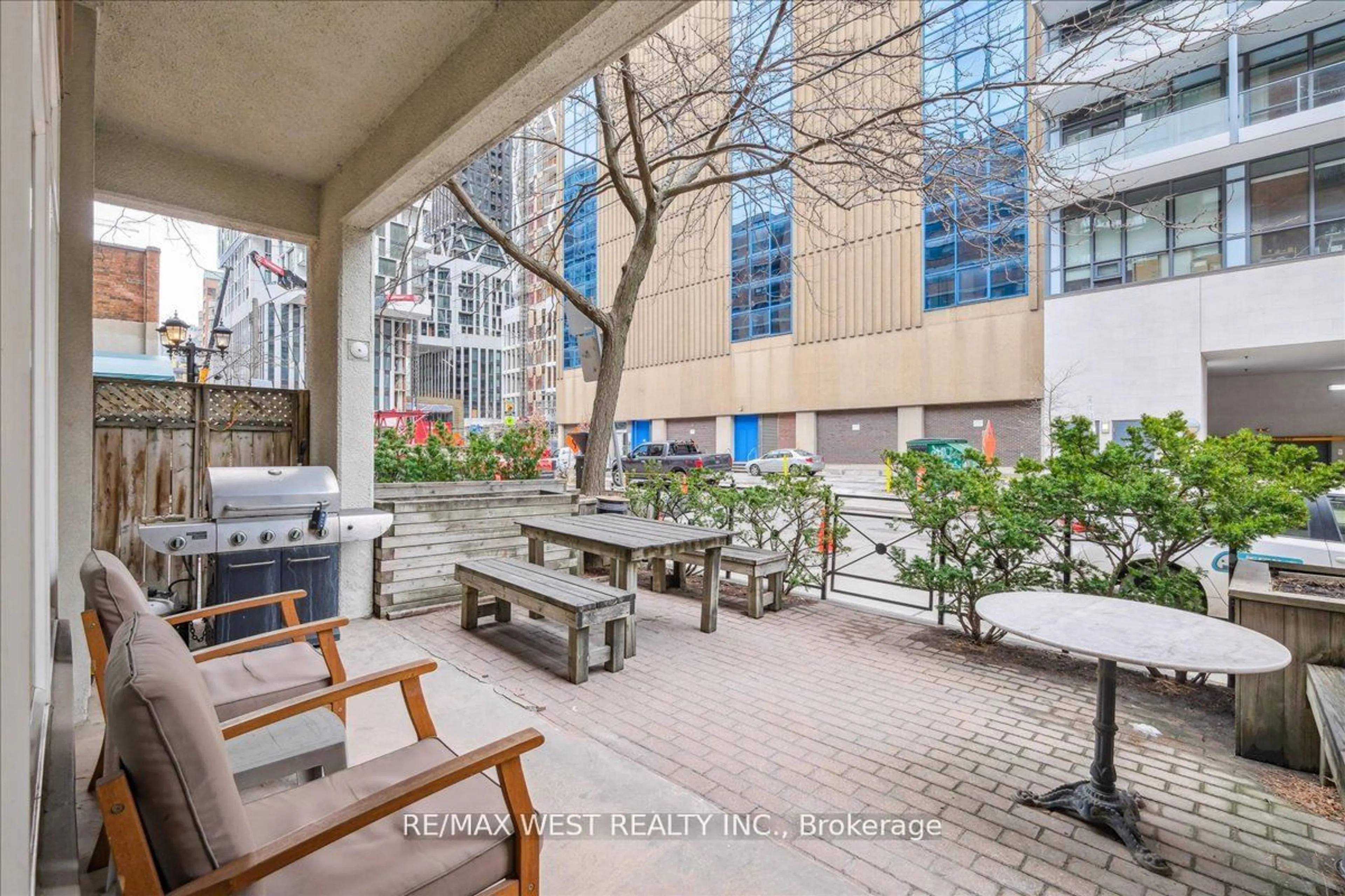 Patio for 72 St Patrick St, Toronto Ontario M5T 1V1