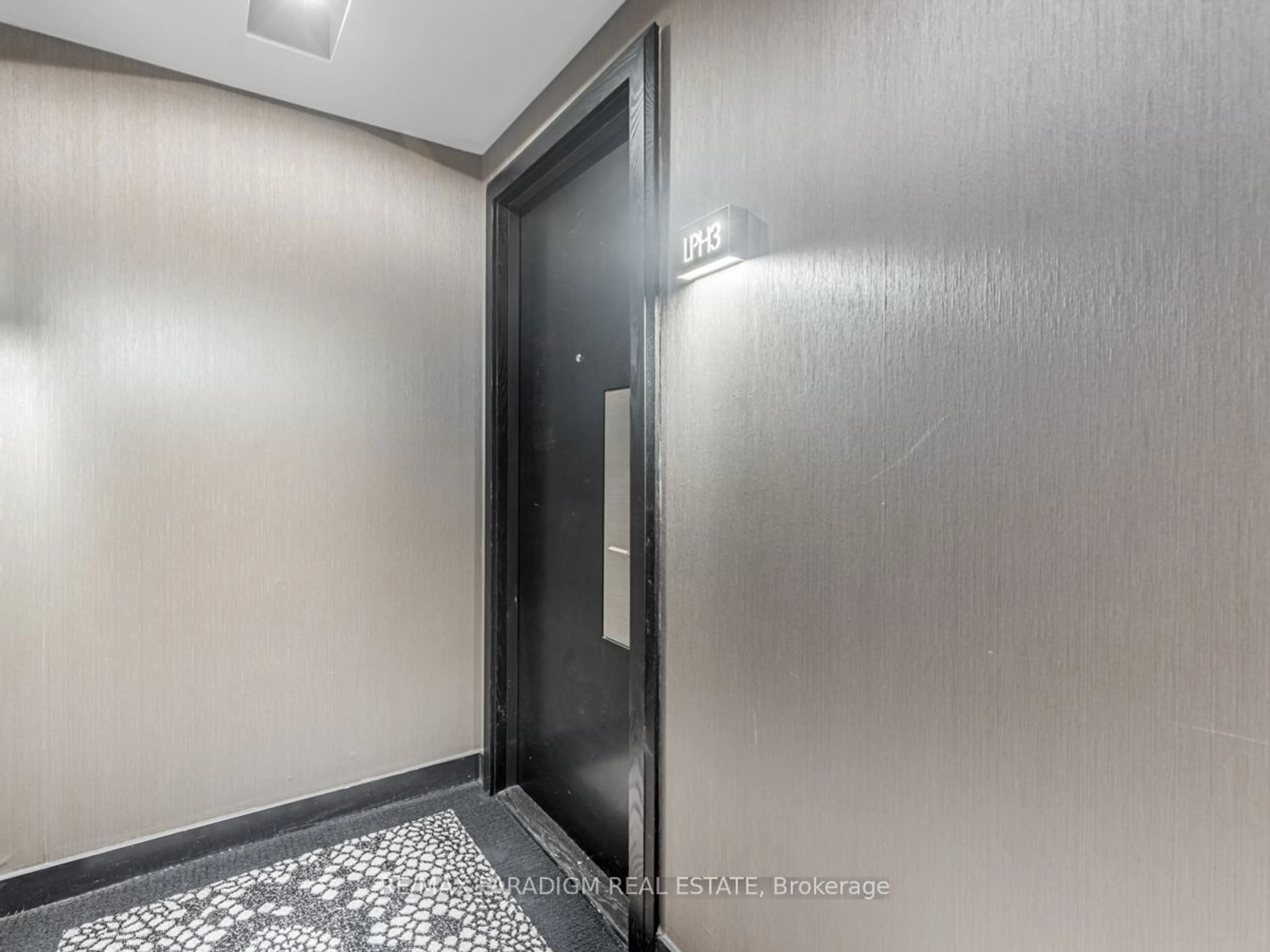 Indoor foyer for 65 St Mary St #Lph 03, Toronto Ontario M5S 0A6