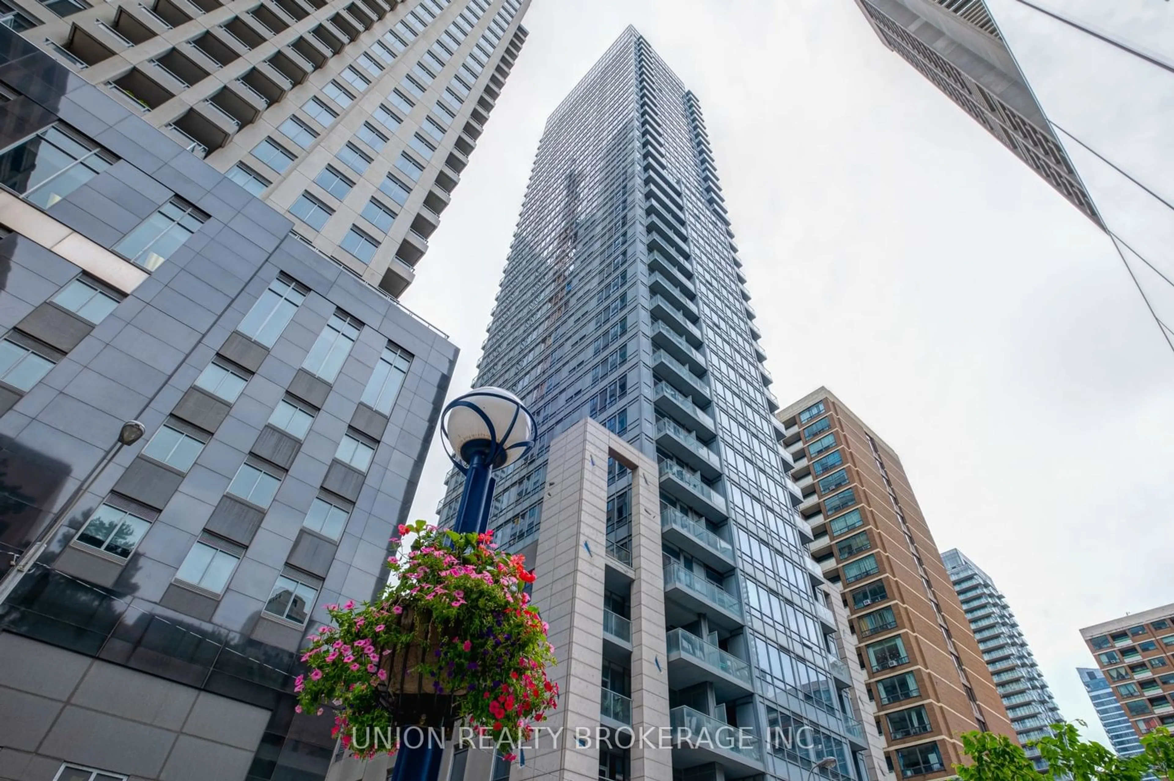 A pic from exterior of the house or condo for 21 Balmuto St #1403, Toronto Ontario M4Y 1W4