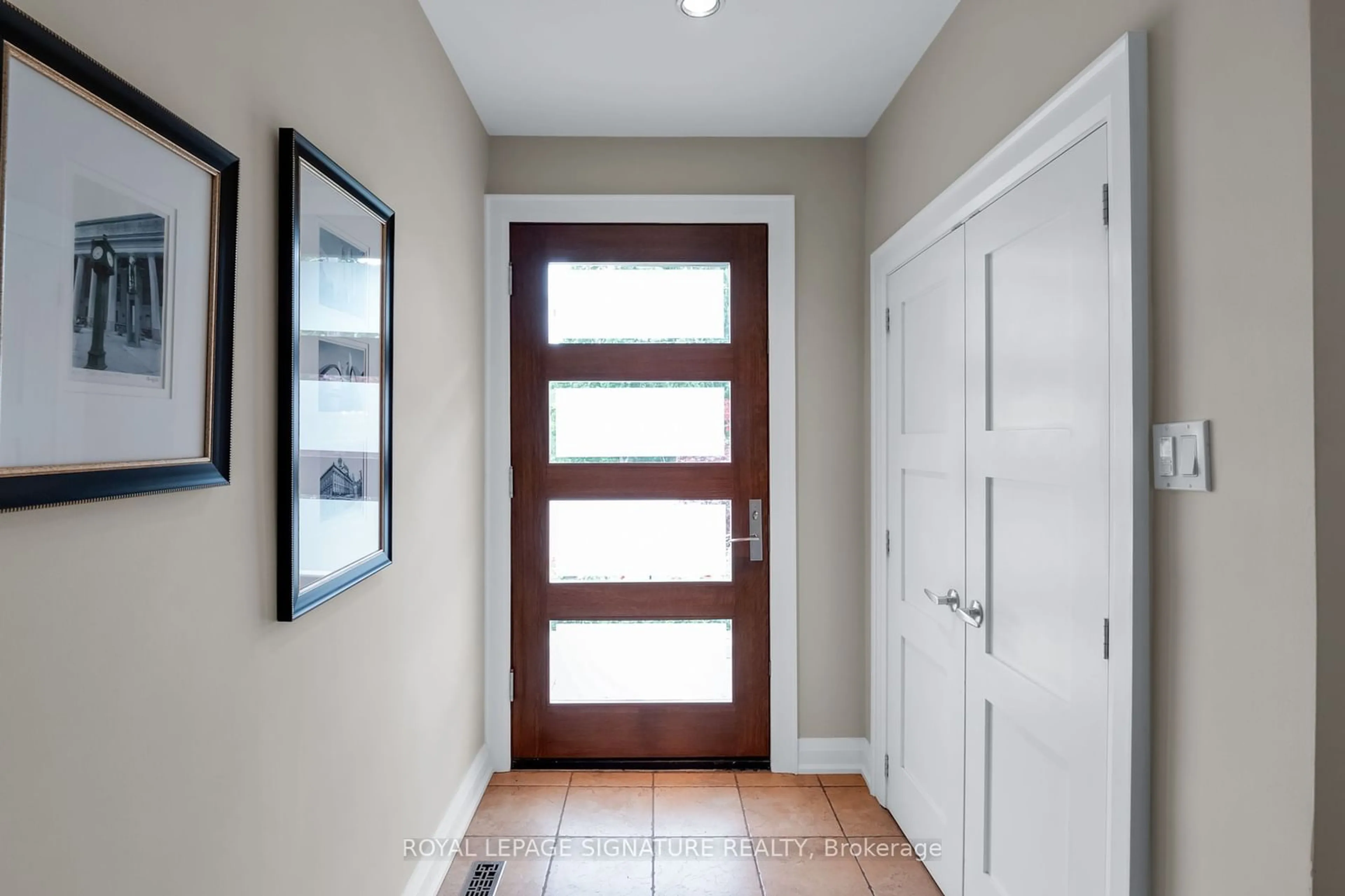 Indoor entryway for 31 Woodthrush Crt, Toronto Ontario M2K 2A9