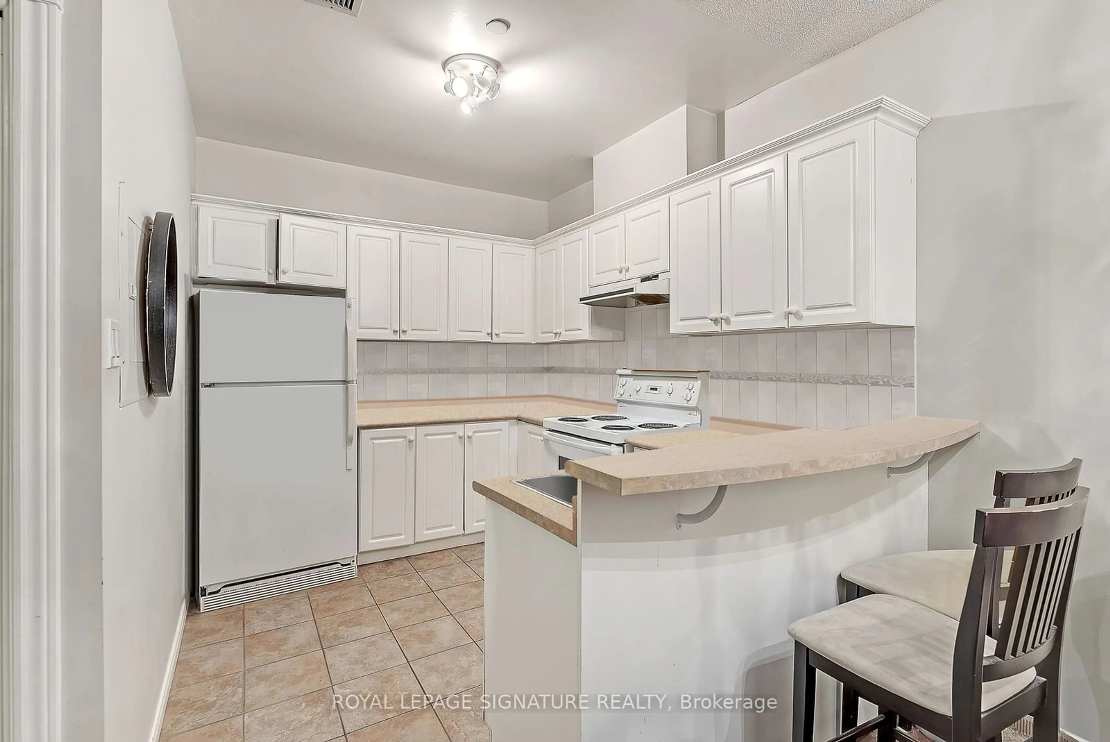 Standard kitchen for 393 King St #605, Toronto Ontario M5V 3G8