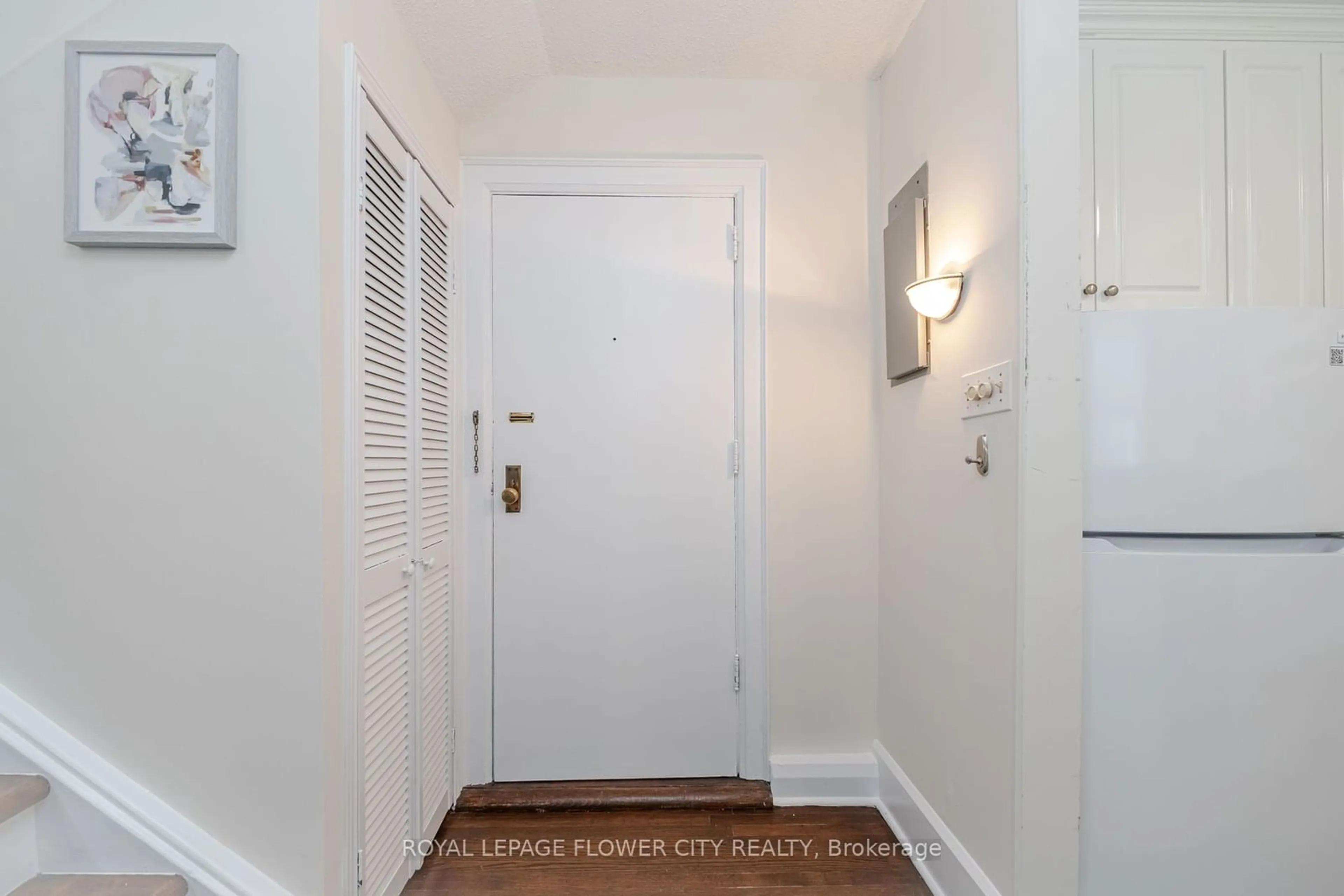 Indoor entryway for 480 Oriole Pkwy #200, Toronto Ontario M5P 2H8