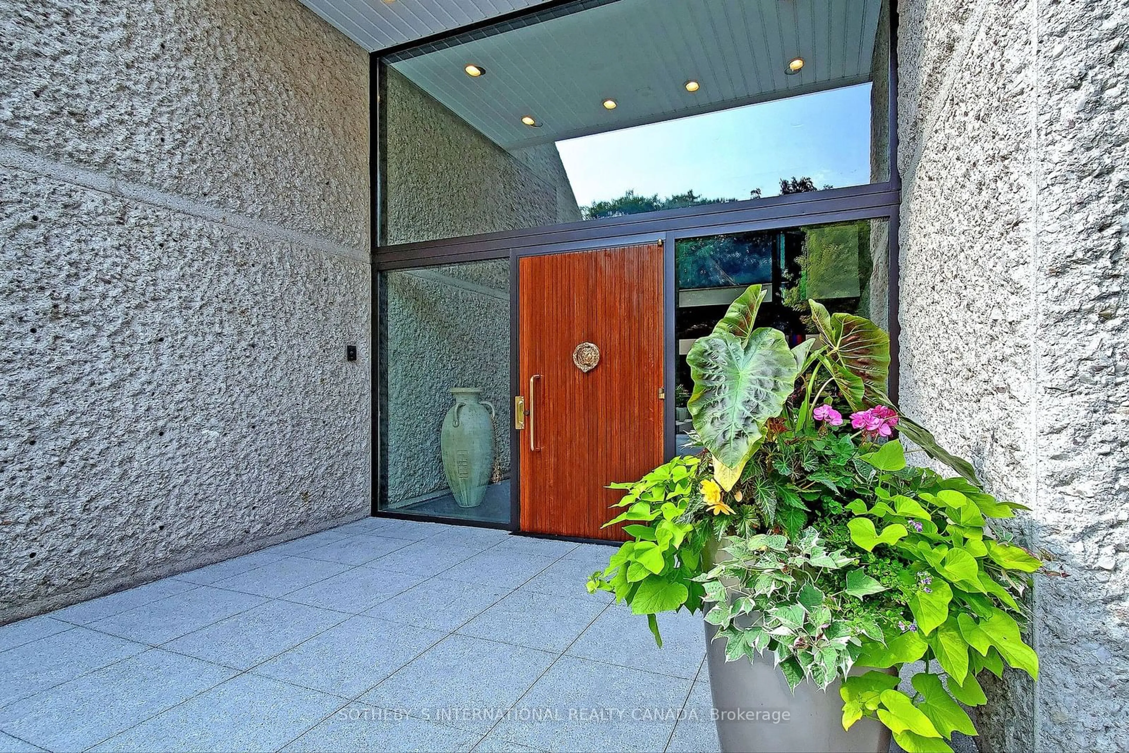 Indoor foyer, cement floor for 30 High Point Rd, Toronto Ontario M3C 2R3