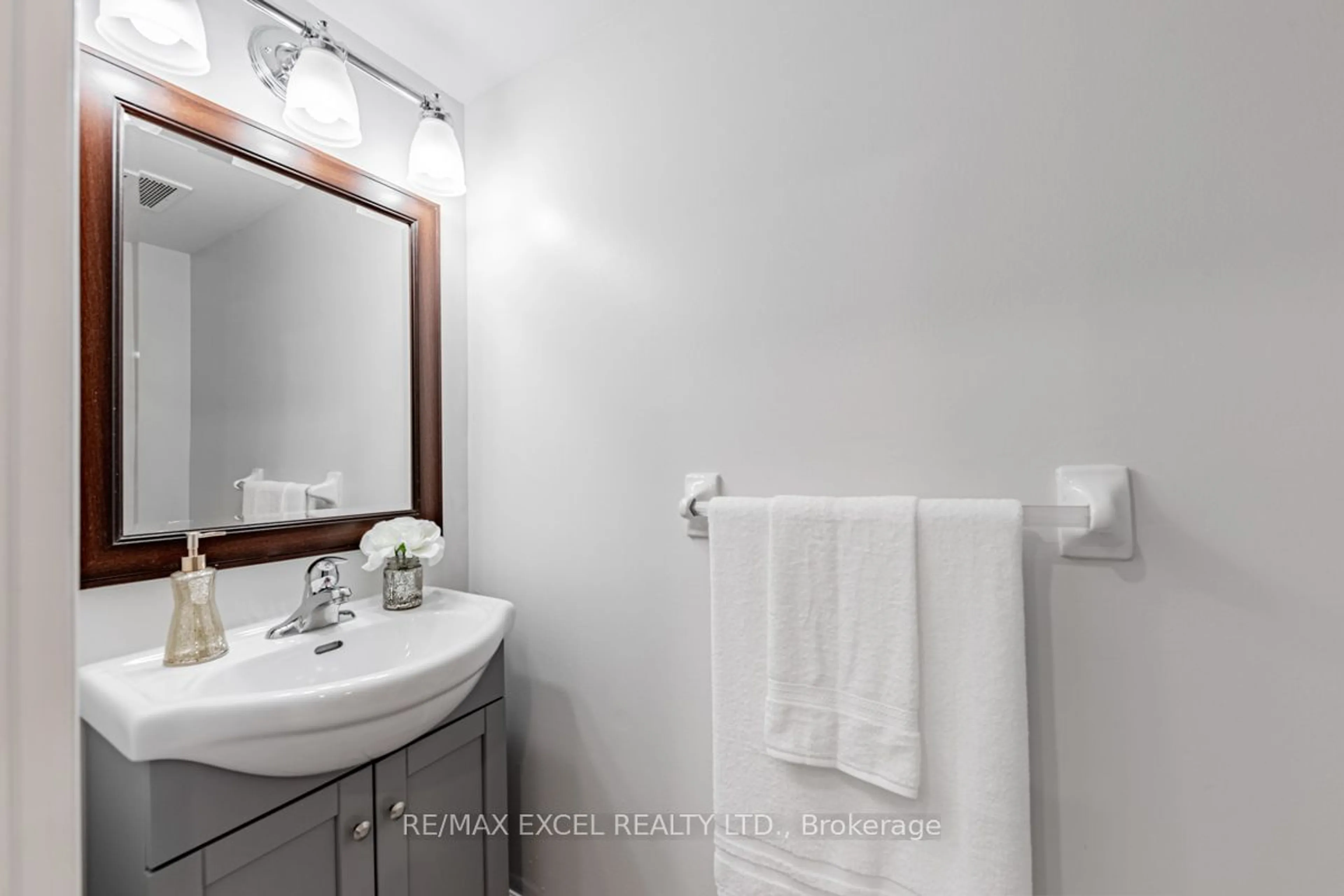 Bathroom for 108 Finch Ave #D19, Toronto Ontario M2N 6W6