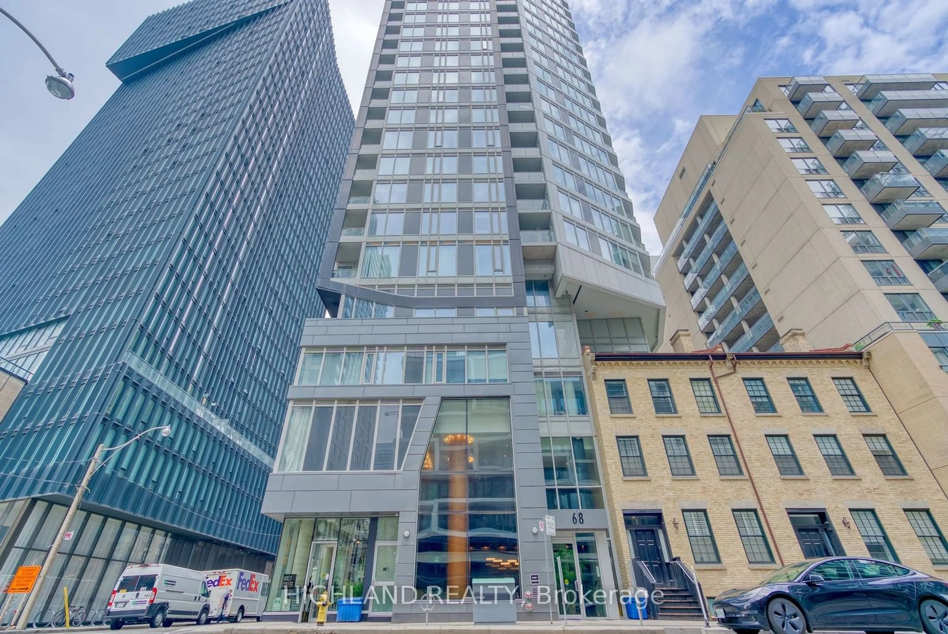 A pic from exterior of the house or condo for 68 Shuter St #2811, Toronto Ontario M5B 1B4