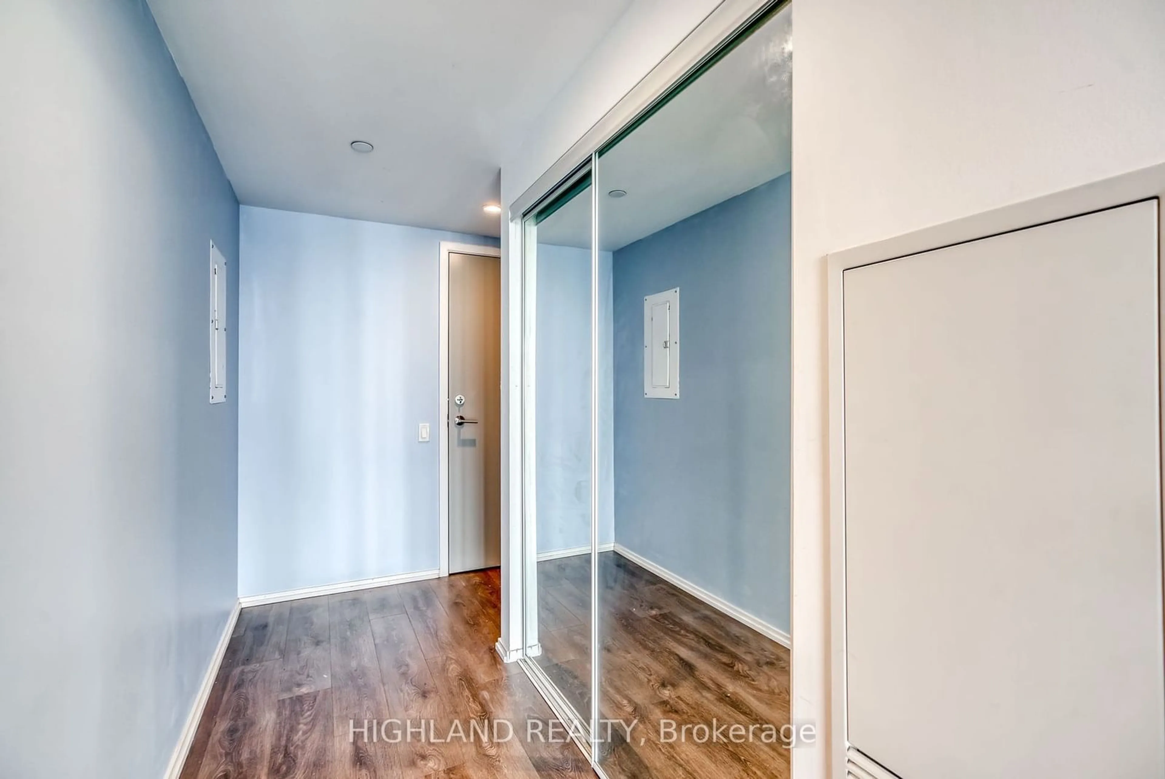 Indoor entryway for 68 Shuter St #2811, Toronto Ontario M5B 1B4