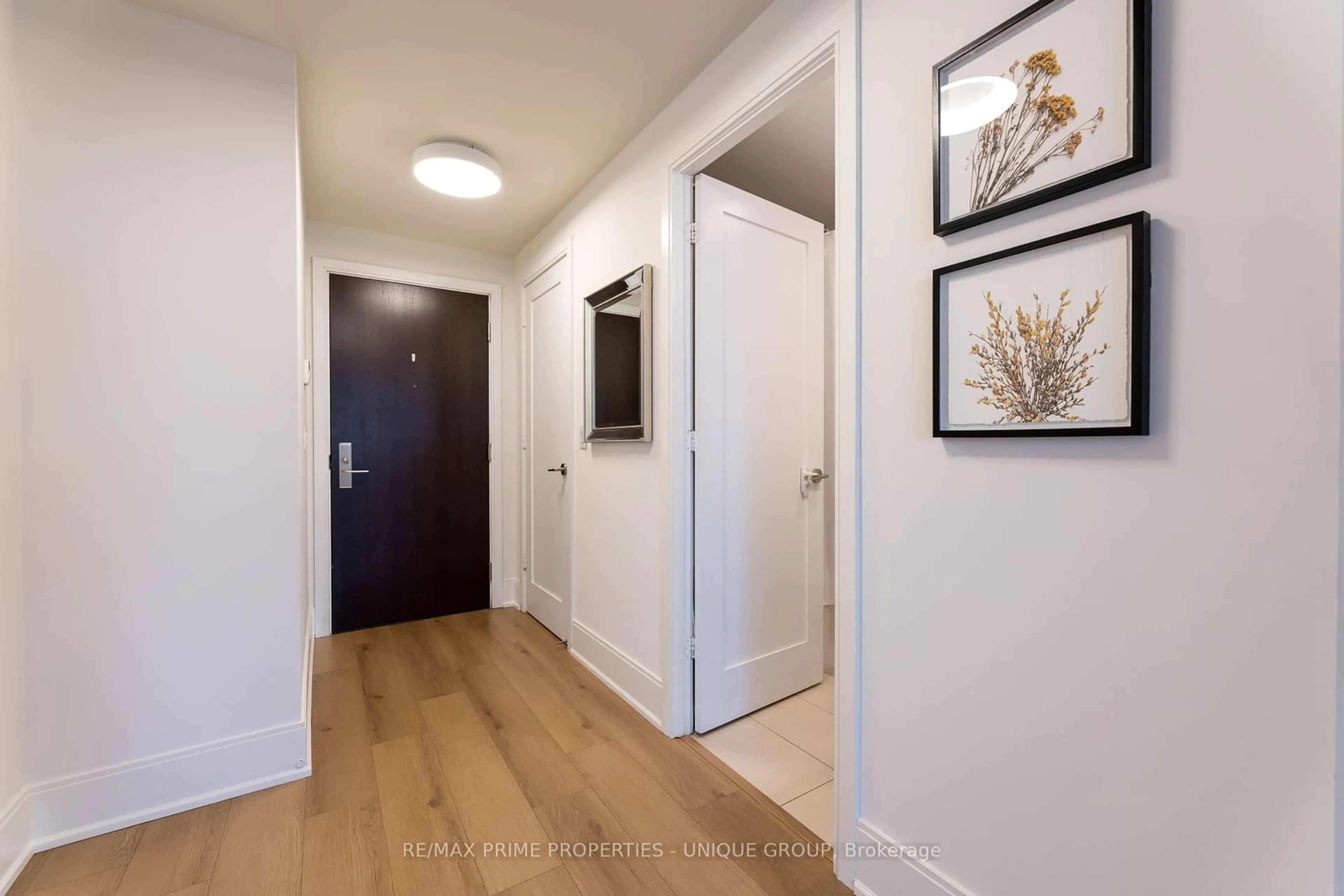 Indoor entryway for 25 Broadway Ave #2003, Toronto Ontario M4P 1T7