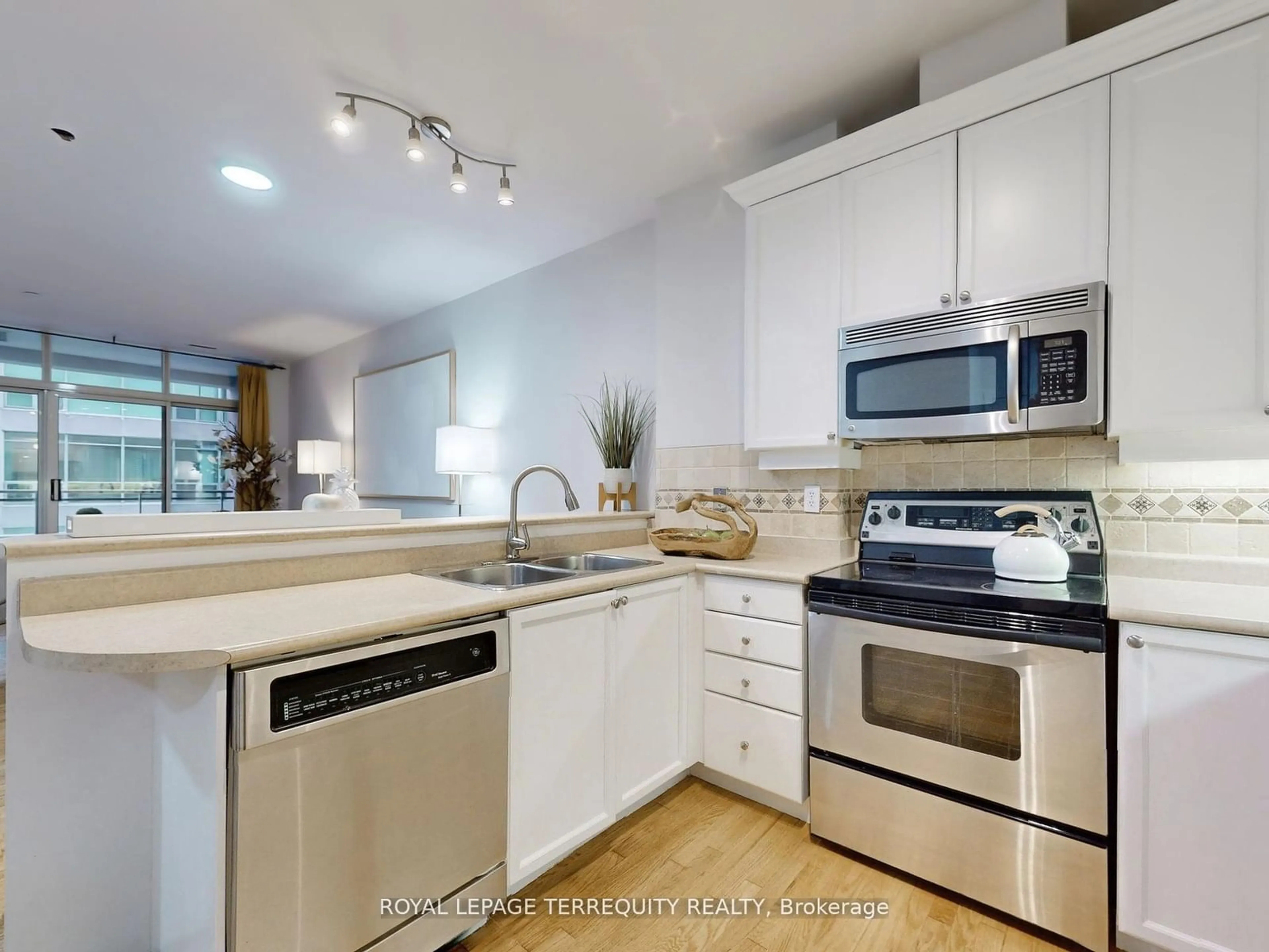 Standard kitchen for 980 Yonge St #604, Toronto Ontario M4W 3V8