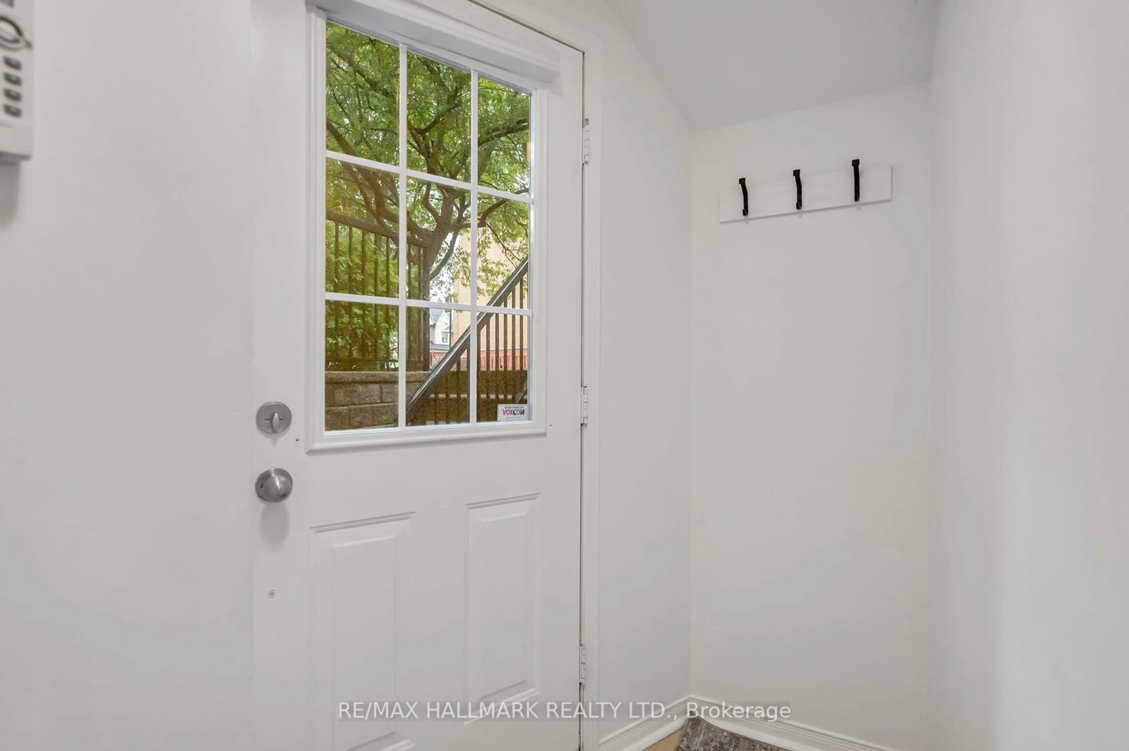 Indoor entryway for 262 St Helens Ave #105, Toronto Ontario M6H 4A4