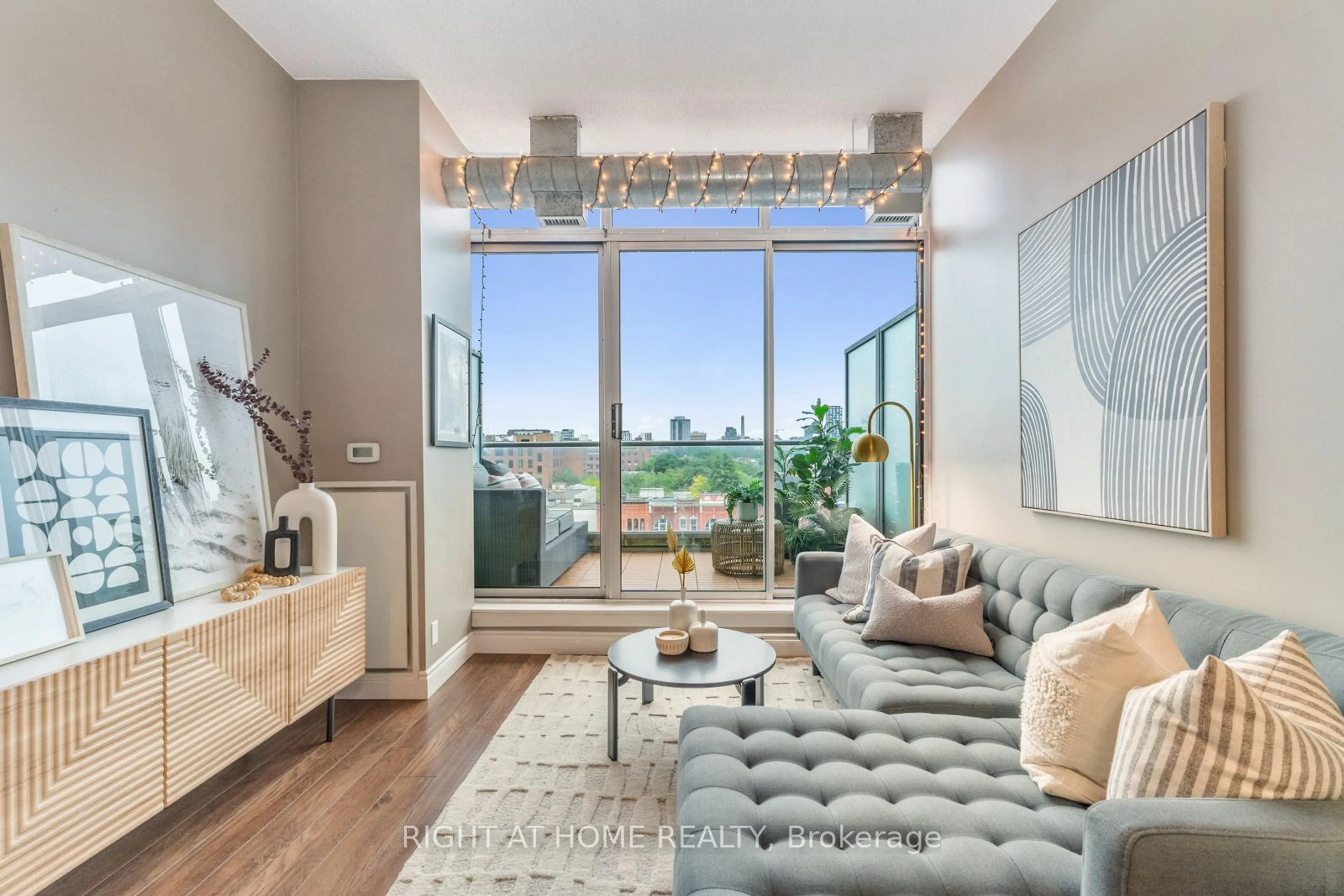 Living room for 388 Richmond St #721, Toronto Ontario M5V 3P1