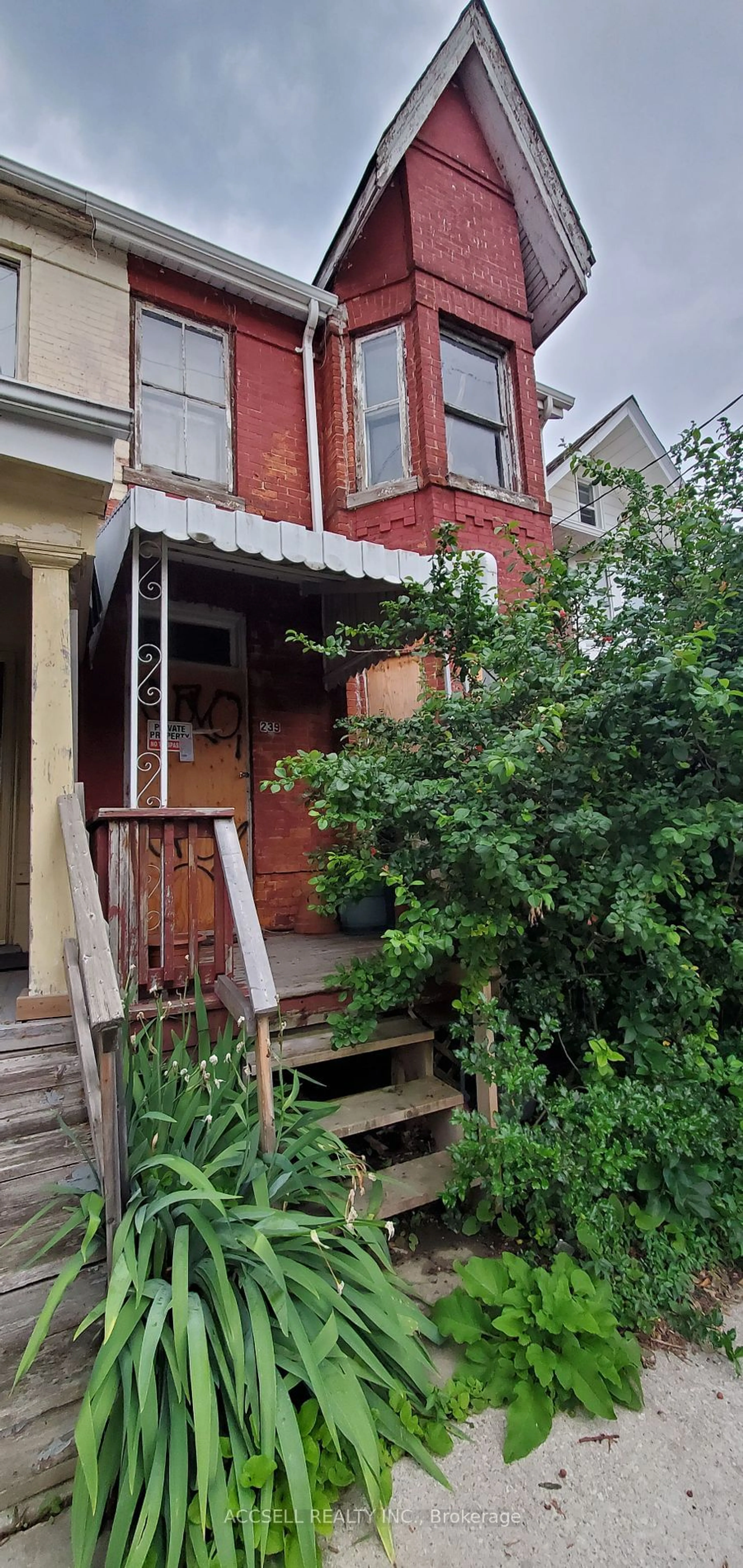 Outside view for 239 Christie St, Toronto Ontario M6G 3B5