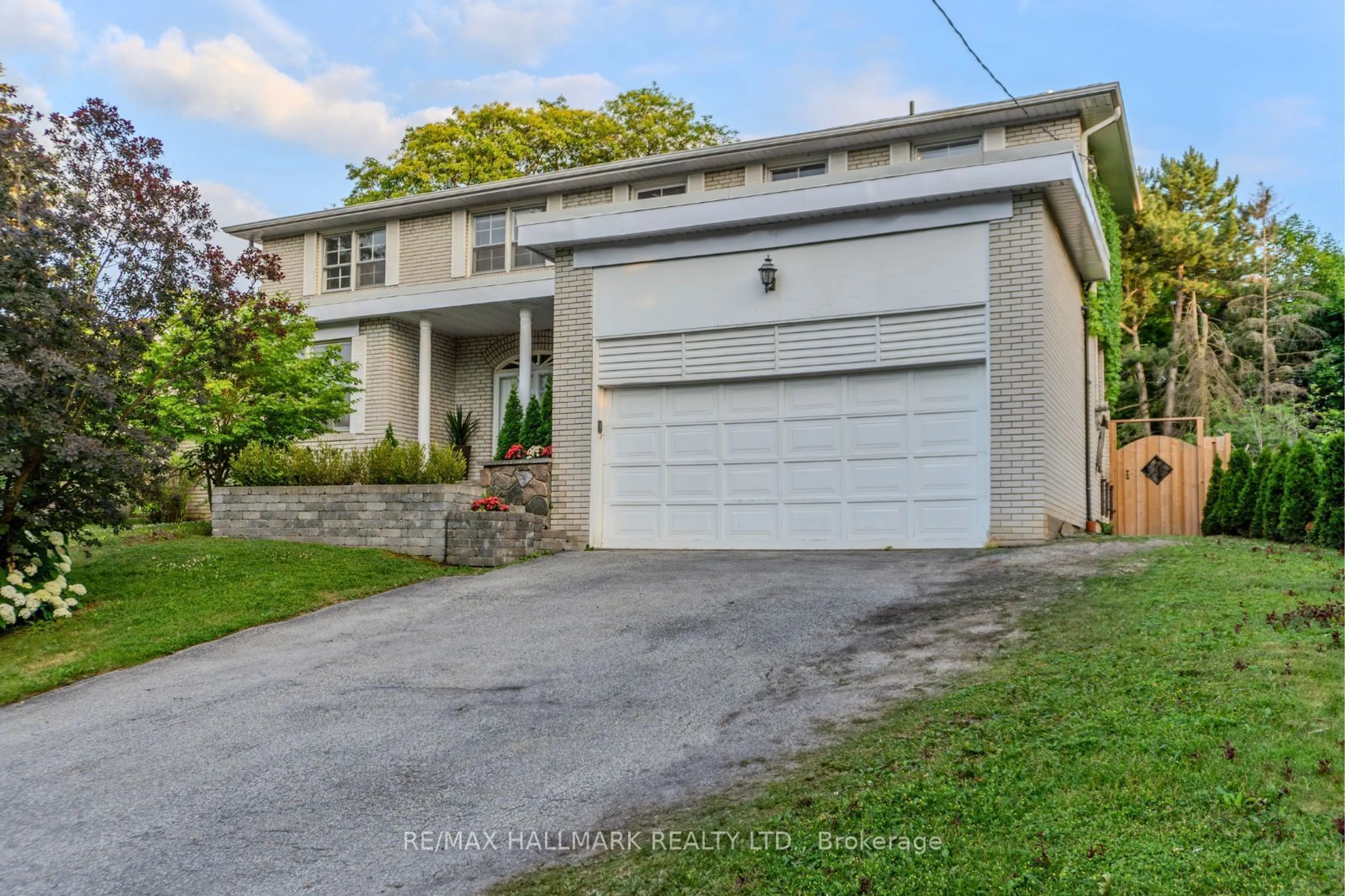 Frontside or backside of a home for 86 Bannatyne Dr, Toronto Ontario M2L 2P3