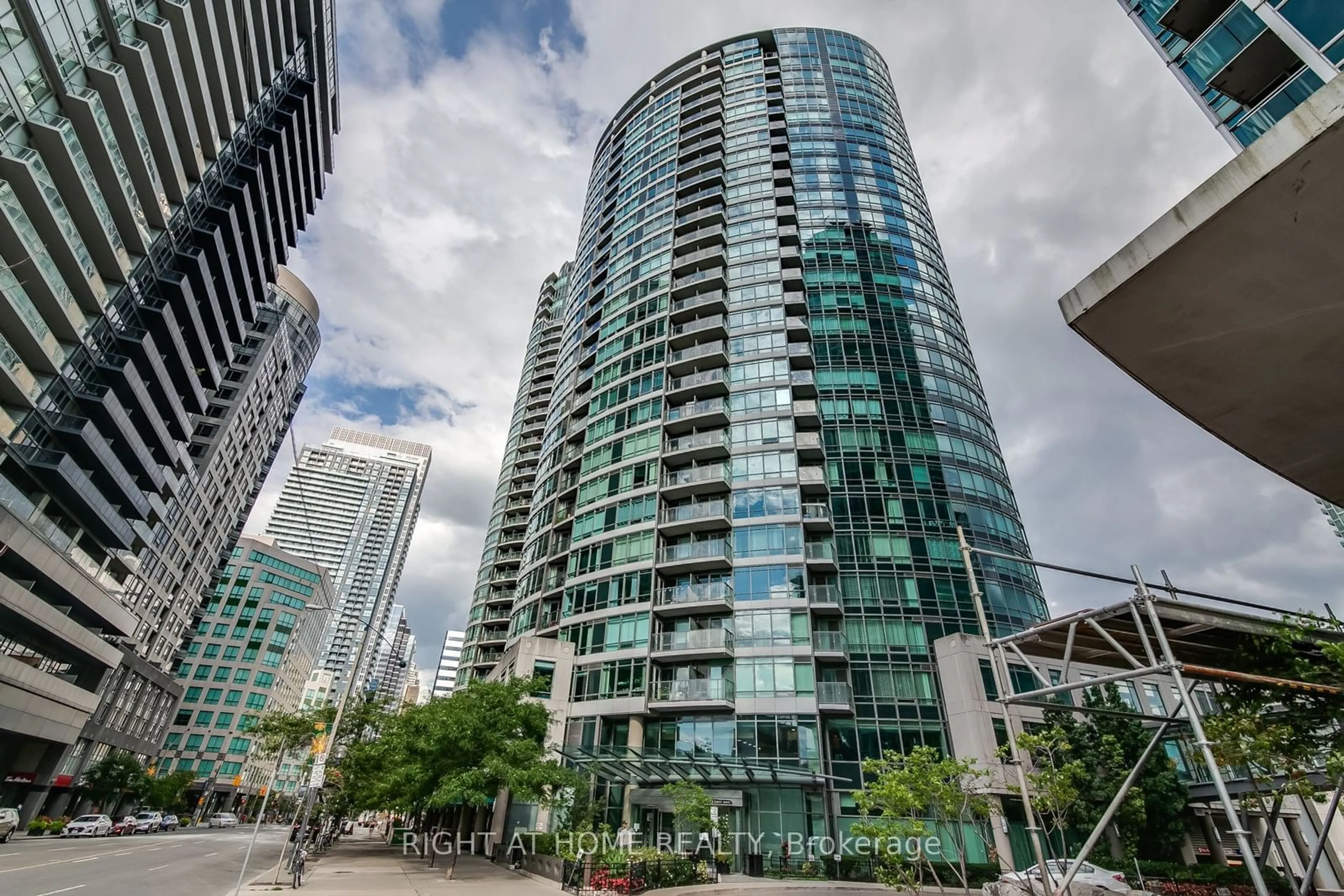 A pic from exterior of the house or condo for 373 Front St #2207, Toronto Ontario M5V 3R7