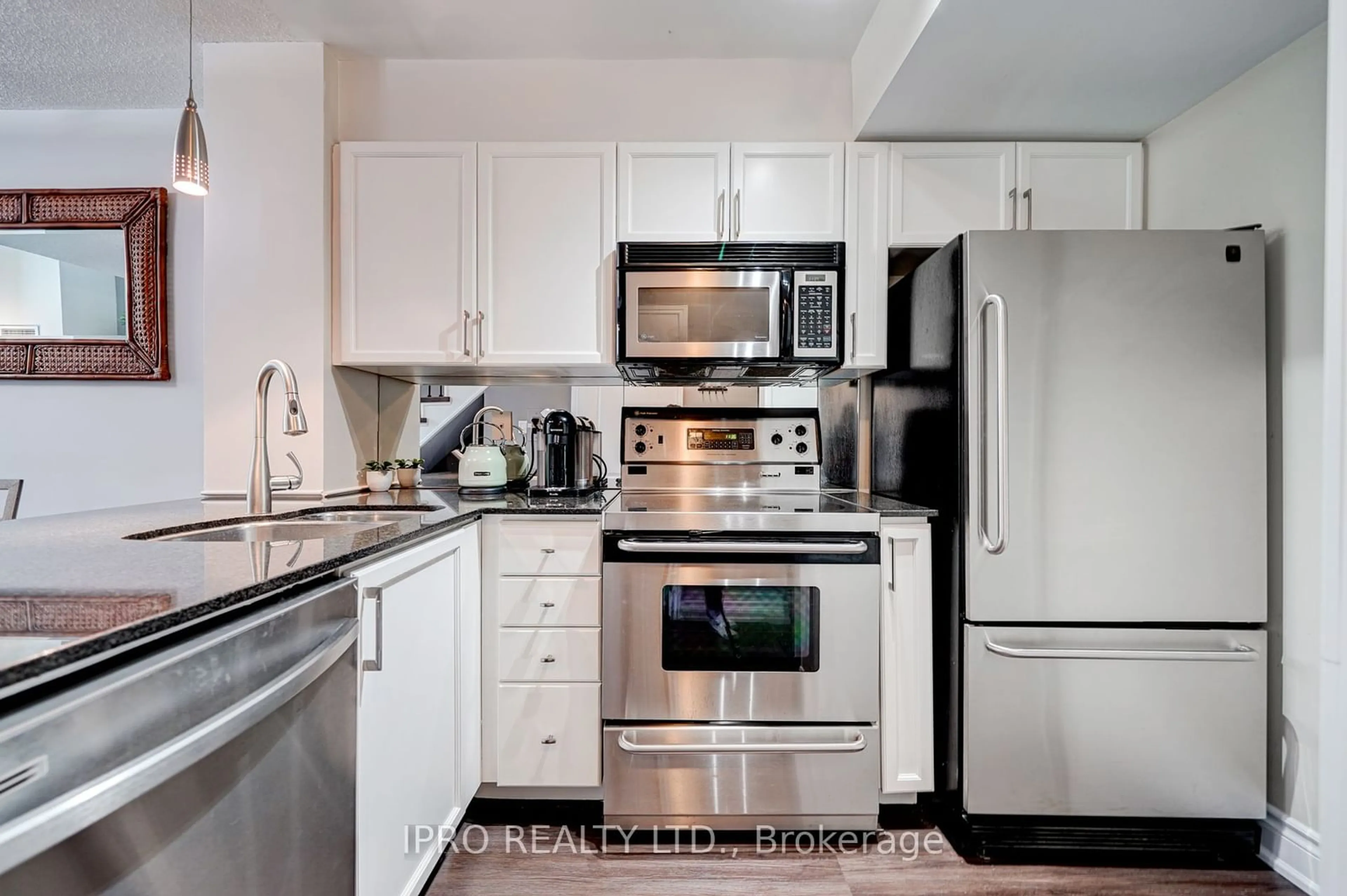 Standard kitchen for 188 Doris Ave #205, Toronto Ontario M2N 6Z5