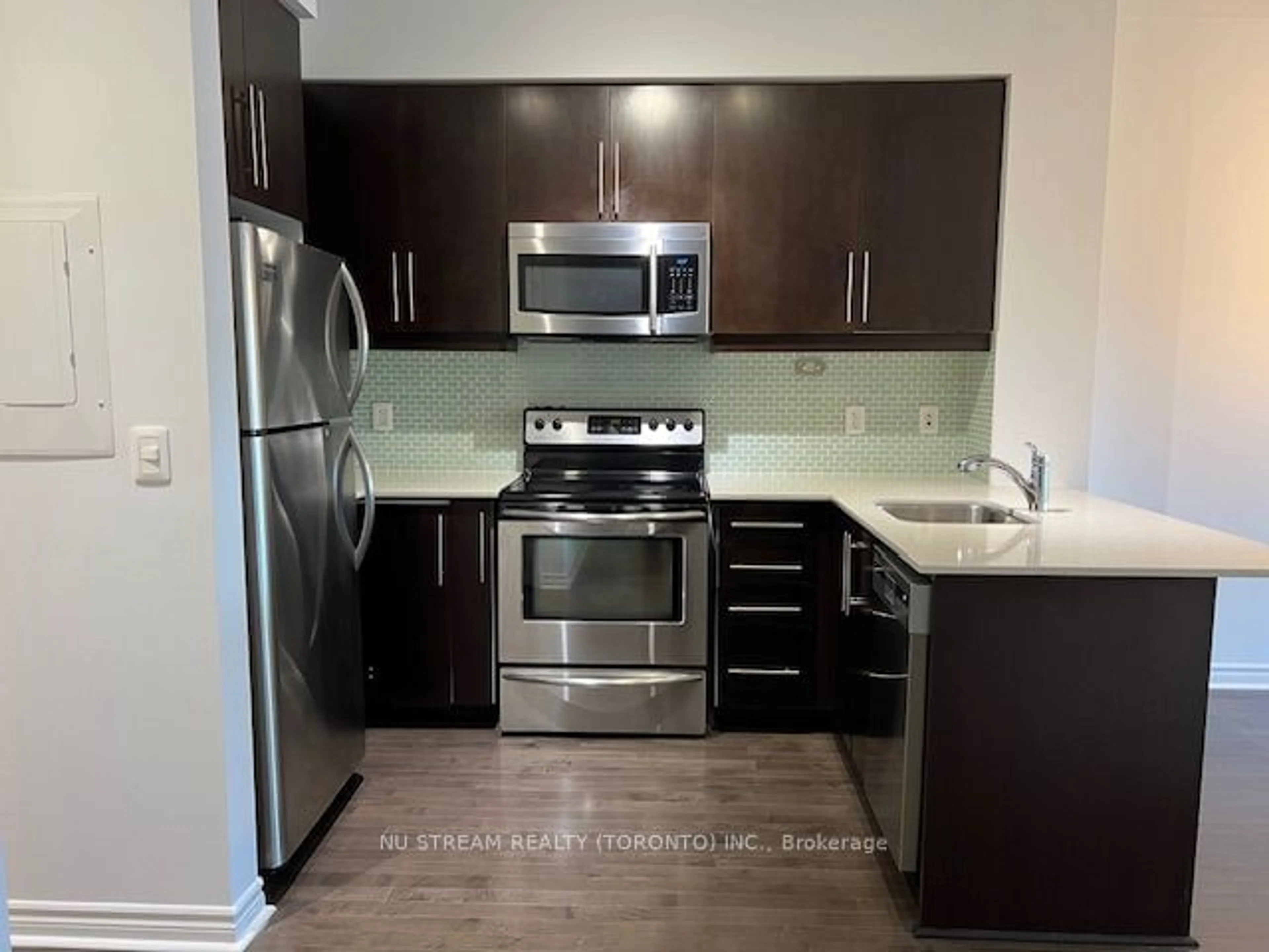 Standard kitchen for 2885 Bayview Ave #717, Toronto Ontario M2K 0A3