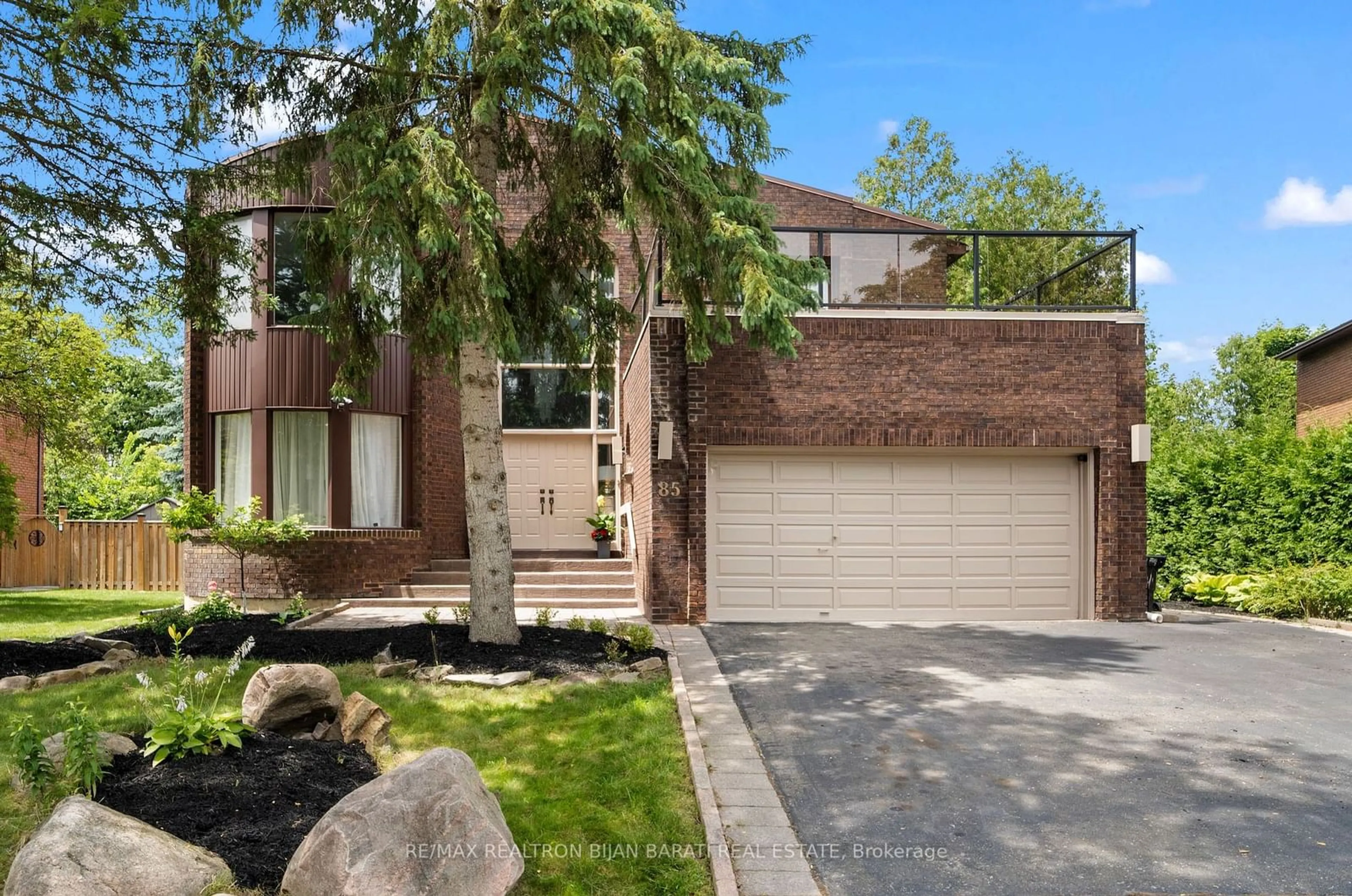 Home with brick exterior material for 85 Garnier Crt, Toronto Ontario M2M 4C8